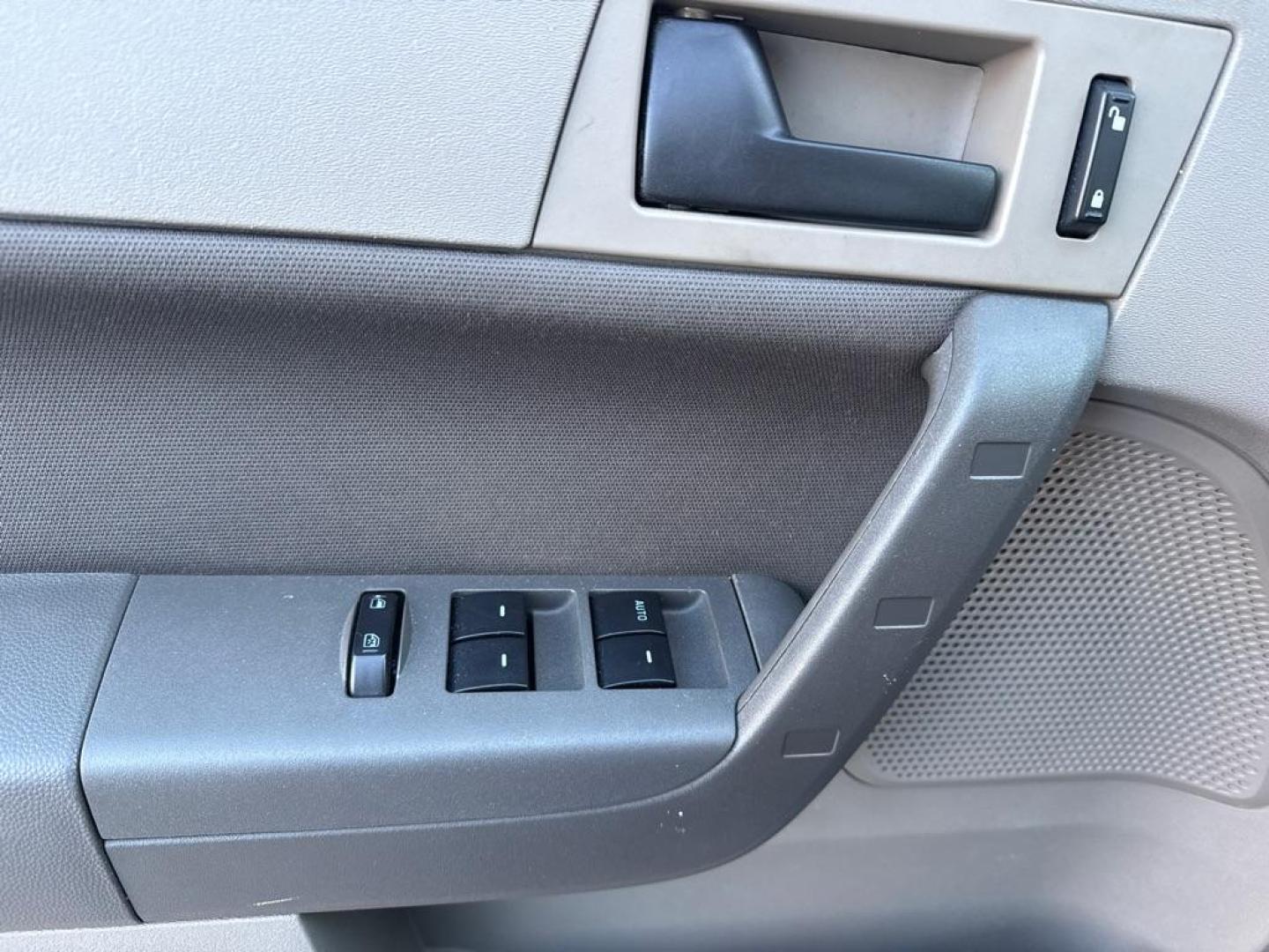 2009 BLUE FORD FOCUS SE (1FAHP35N29W) with an 2.0L engine, Automatic transmission, located at 1708 Broadway, Rockford, IL, 61104, (815) 397-5010, 42.252522, -89.069359 - Photo#6