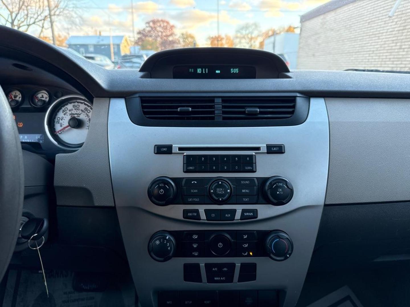 2009 BLUE FORD FOCUS SE (1FAHP35N29W) with an 2.0L engine, Automatic transmission, located at 1708 Broadway, Rockford, IL, 61104, (815) 397-5010, 42.252522, -89.069359 - Photo#8