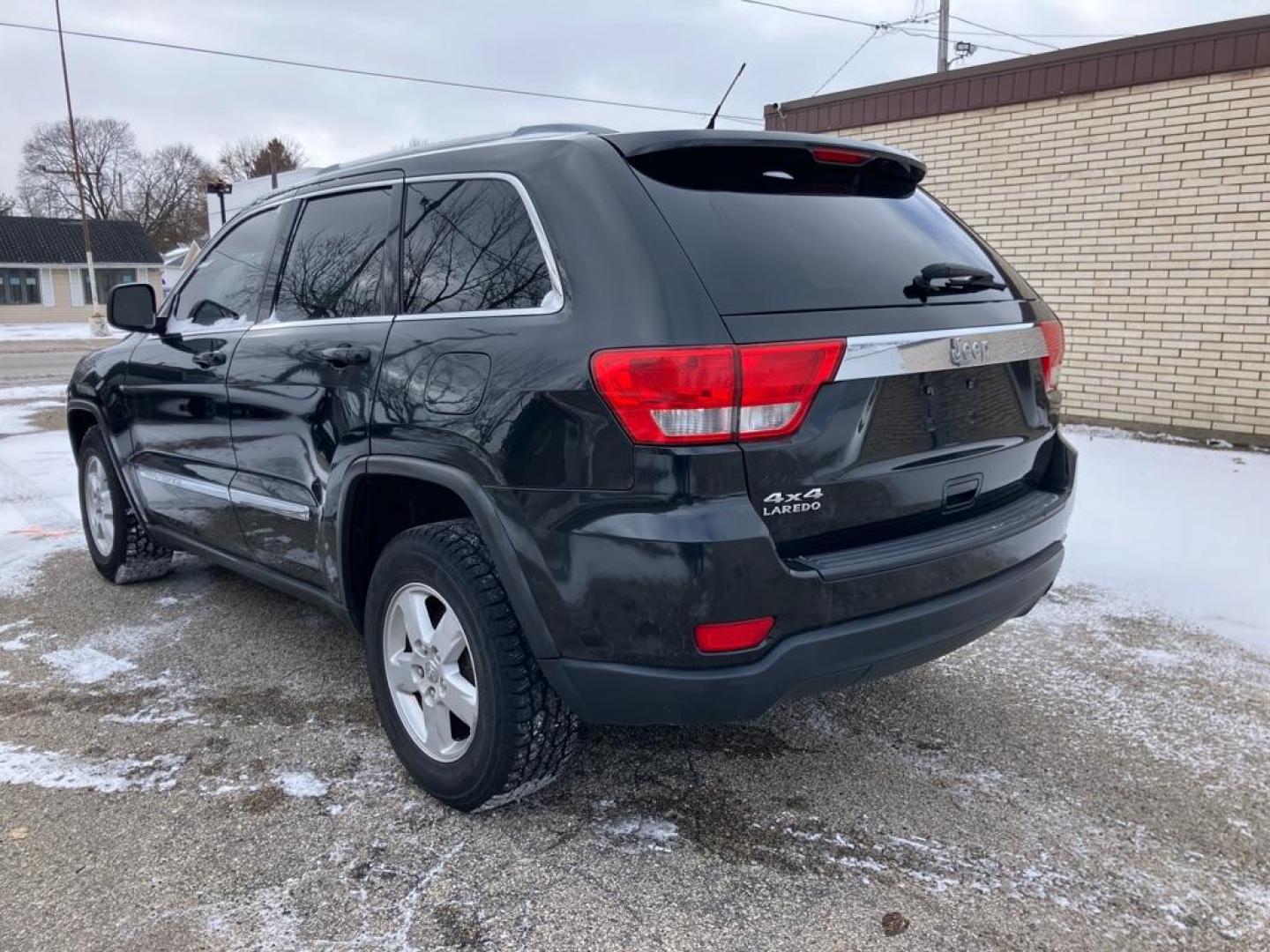 2012 BLACK JEEP GRAND CHEROKEE LAREDO (1C4RJFAG4CC) with an 3.6L engine, Automatic transmission, located at 1708 Broadway, Rockford, IL, 61104, (815) 397-5010, 42.252522, -89.069359 - Photo#3
