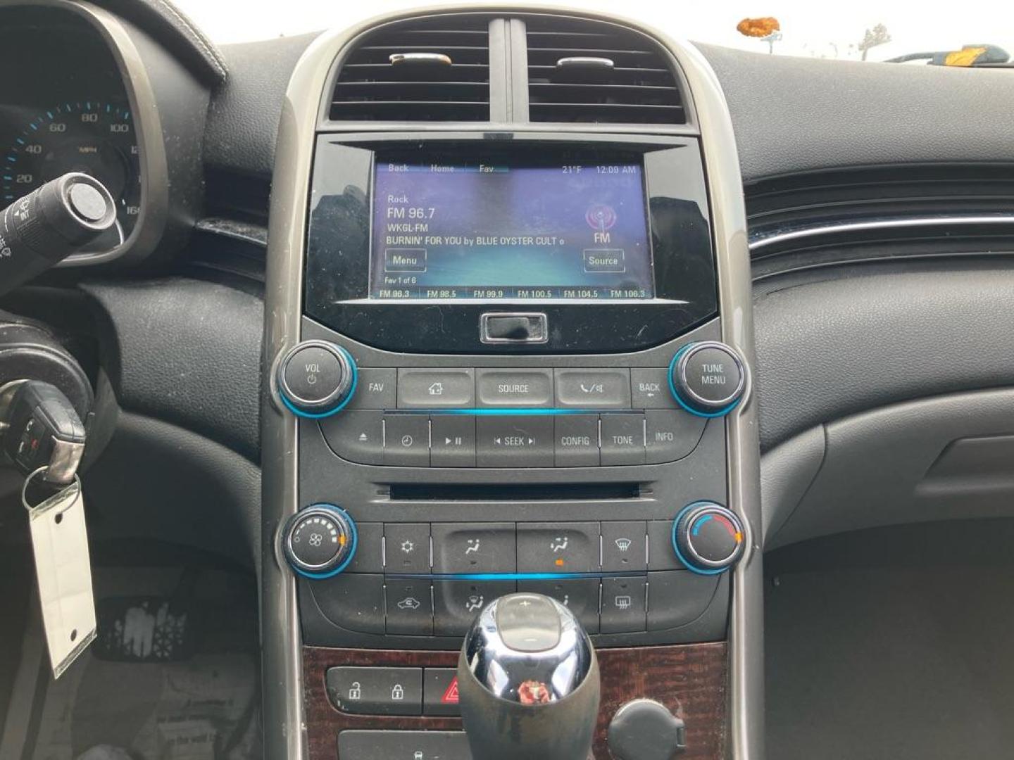 2013 WHITE CHEVROLET MALIBU 1LT (1G11C5SA3DF) with an 2.5L engine, Automatic transmission, located at 1708 Broadway, Rockford, IL, 61104, (815) 397-5010, 42.252522, -89.069359 - Photo#8