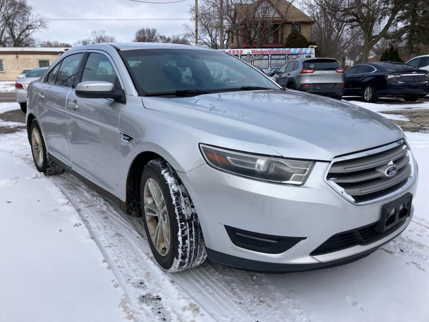 2015 SILVER FORD TAURUS SEL (1FAHP2E81FG) with an 3.5L engine, Automatic transmission, located at 1708 Broadway, Rockford, IL, 61104, (815) 397-5010, 42.252522, -89.069359 - Photo#1
