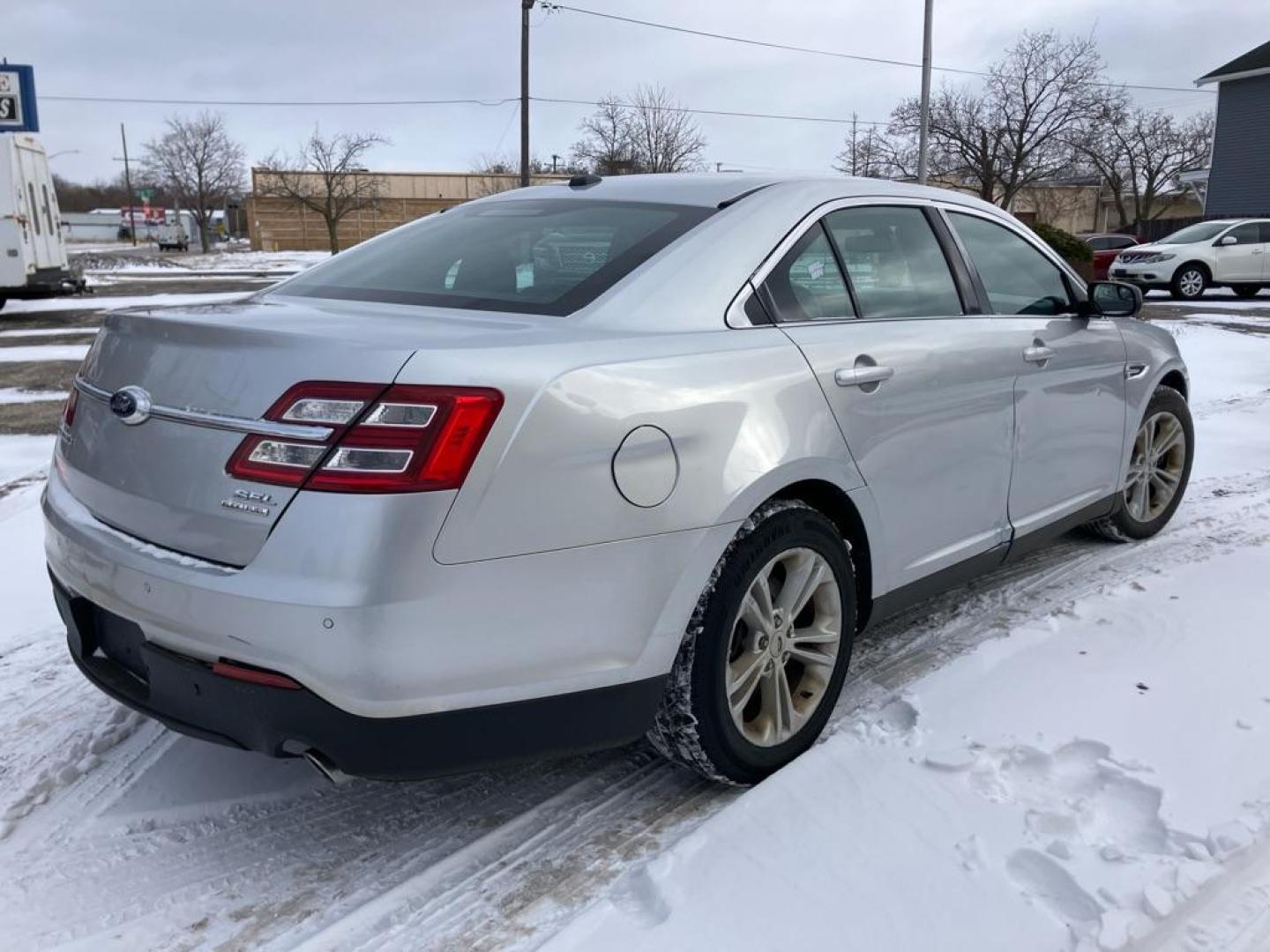 2015 SILVER FORD TAURUS SEL (1FAHP2E81FG) with an 3.5L engine, Automatic transmission, located at 1708 Broadway, Rockford, IL, 61104, (815) 397-5010, 42.252522, -89.069359 - Photo#2