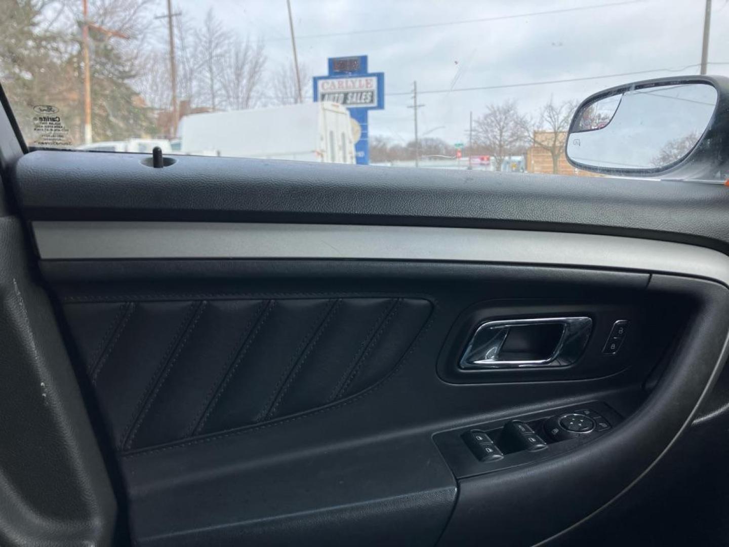 2015 SILVER FORD TAURUS SEL (1FAHP2E81FG) with an 3.5L engine, Automatic transmission, located at 1708 Broadway, Rockford, IL, 61104, (815) 397-5010, 42.252522, -89.069359 - Photo#6