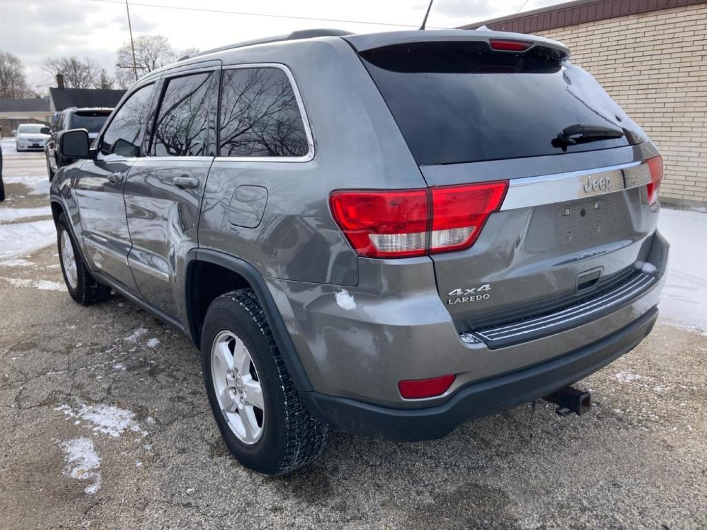 2012 GRAY JEEP GRAND CHEROKEE LAREDO (1C4RJFAG2CC) with an 3.6L engine, Automatic transmission, located at 1708 Broadway, Rockford, IL, 61104, (815) 397-5010, 42.252522, -89.069359 - Photo#3