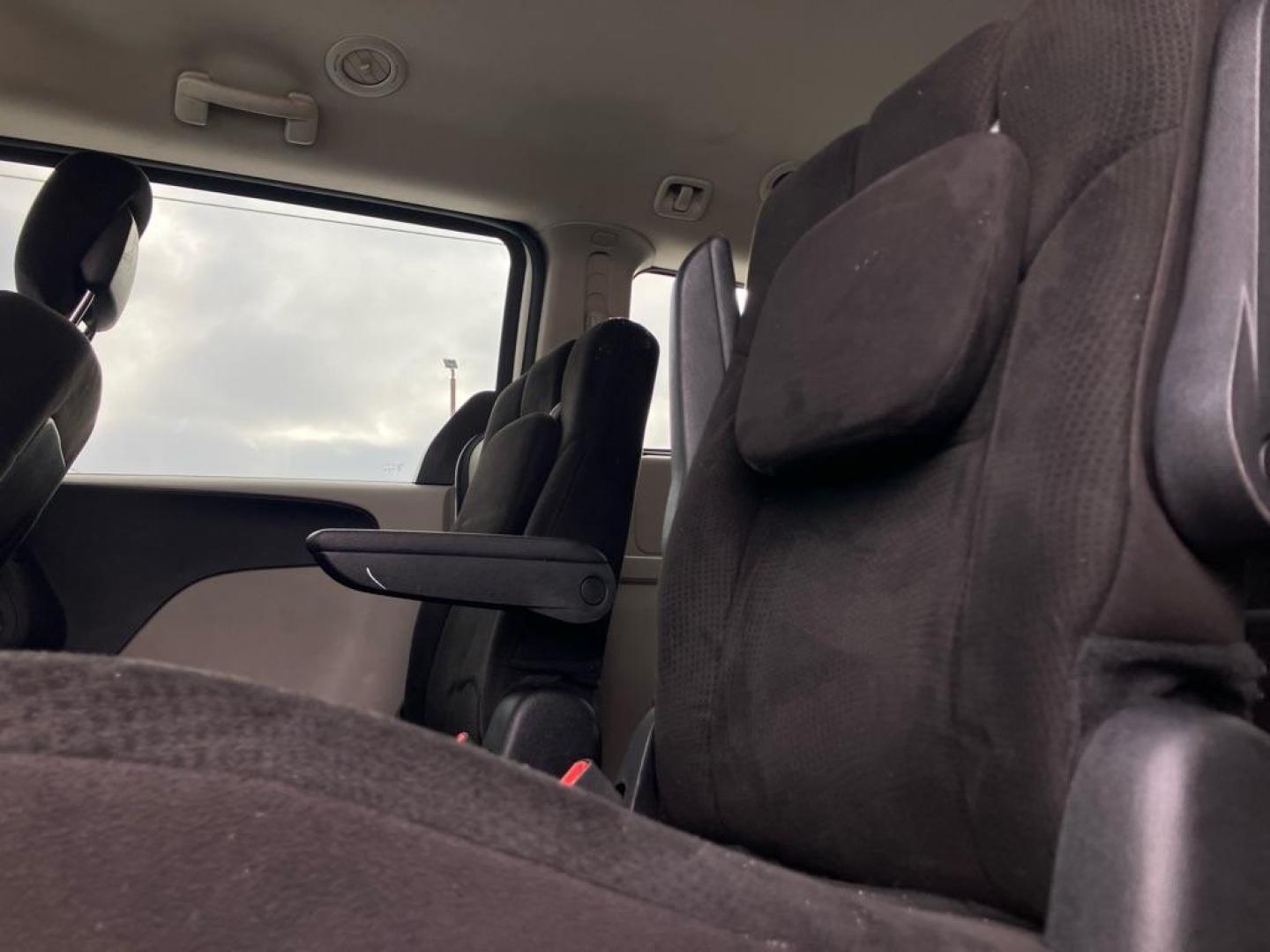 2012 WHITE DODGE GRAND CARAVAN SXT (2C4RDGCG9CR) with an 3.6L engine, Automatic transmission, located at 1708 Broadway, Rockford, IL, 61104, (815) 397-5010, 42.252522, -89.069359 - Photo#5