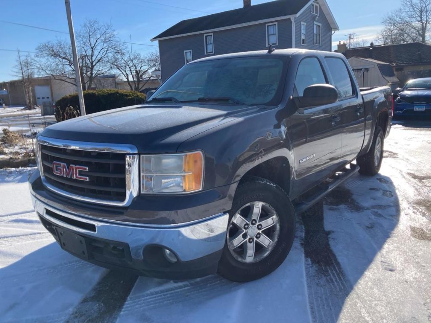 2011 GRAY GMC SIERRA 1500 SLE (3GTP2VE32BG) with an 5.3L engine, Automatic transmission, located at 1708 Broadway, Rockford, IL, 61104, (815) 397-5010, 42.252522, -89.069359 - Photo#1