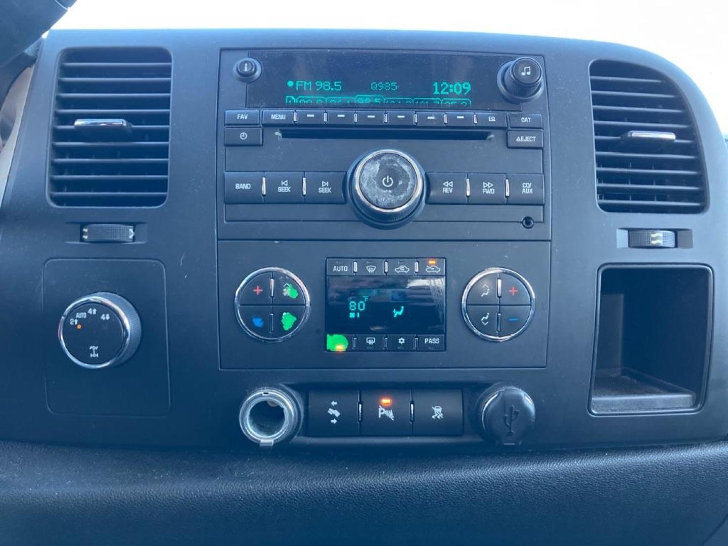 2011 GRAY GMC SIERRA 1500 SLE (3GTP2VE32BG) with an 5.3L engine, Automatic transmission, located at 1708 Broadway, Rockford, IL, 61104, (815) 397-5010, 42.252522, -89.069359 - Photo#8