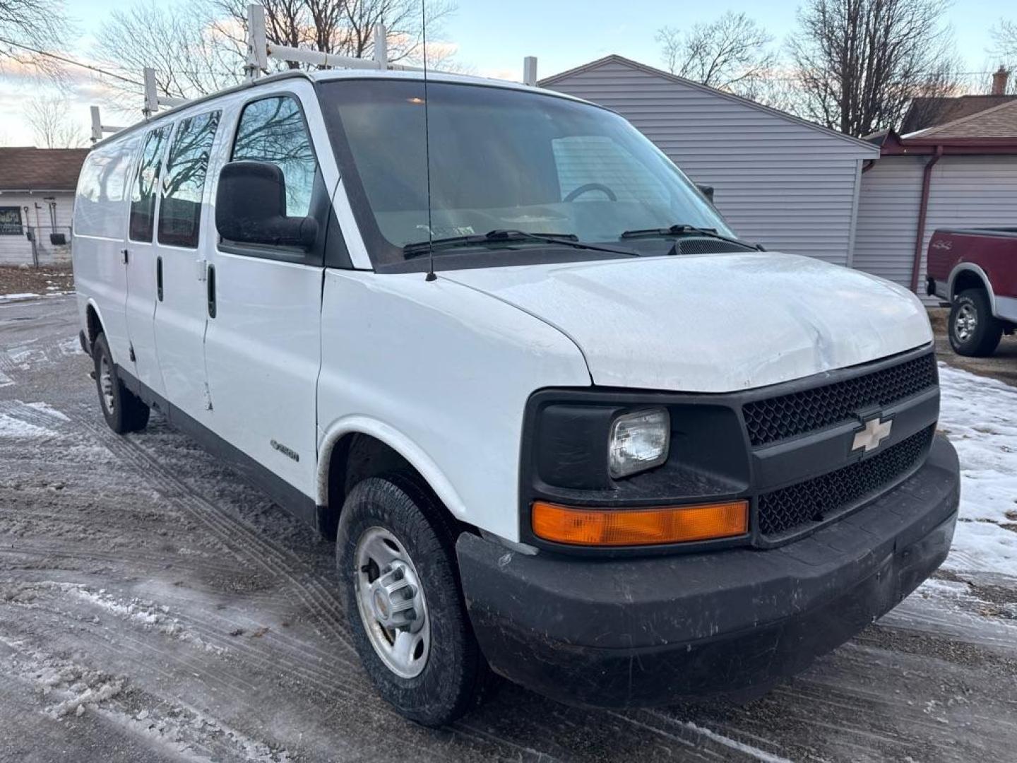 2003 WHITE CHEVROLET EXPRESS G2500 (1GCGG29U231) with an 6.0L engine, Automatic transmission, located at 1708 Broadway, Rockford, IL, 61104, (815) 397-5010, 42.252522, -89.069359 - Photo#1