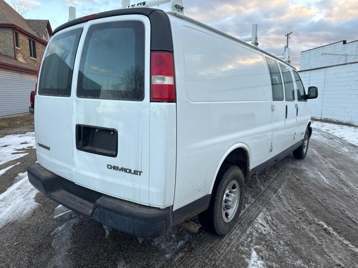 2003 WHITE CHEVROLET EXPRESS G2500 (1GCGG29U231) with an 6.0L engine, Automatic transmission, located at 1708 Broadway, Rockford, IL, 61104, (815) 397-5010, 42.252522, -89.069359 - Photo#2