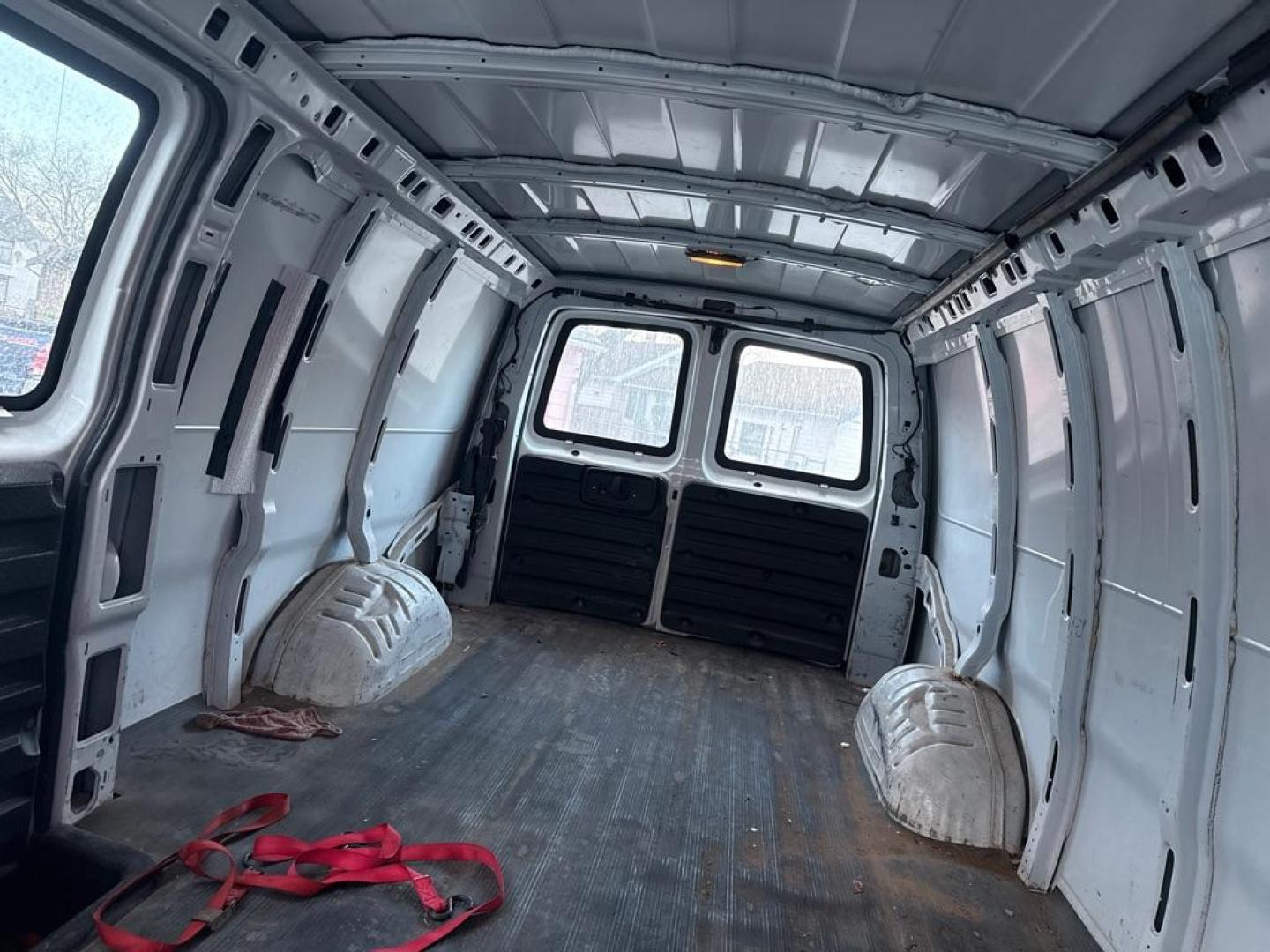 2003 WHITE CHEVROLET EXPRESS G2500 (1GCGG29U231) with an 6.0L engine, Automatic transmission, located at 1708 Broadway, Rockford, IL, 61104, (815) 397-5010, 42.252522, -89.069359 - Photo#4