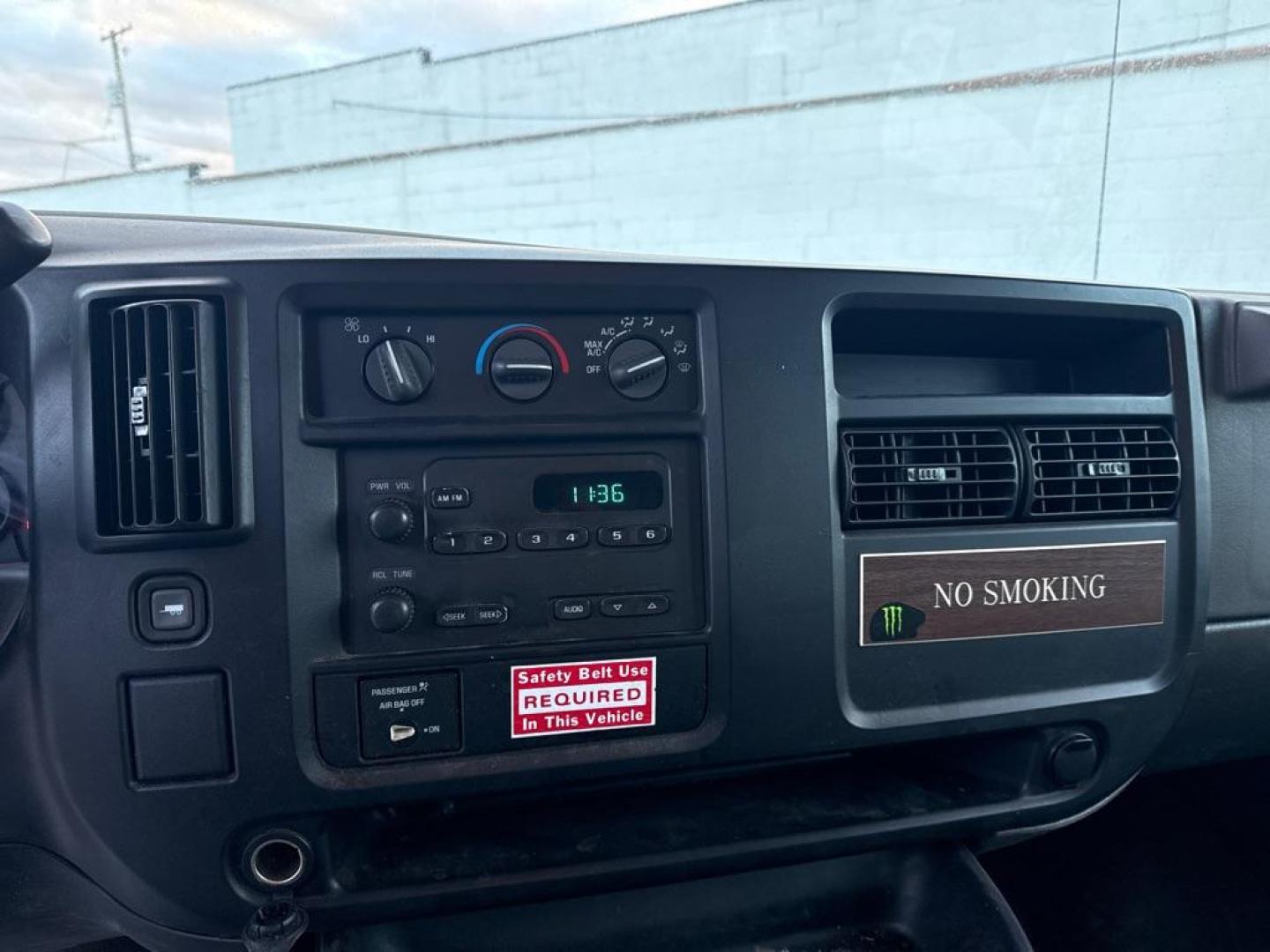2003 WHITE CHEVROLET EXPRESS G2500 (1GCGG29U231) with an 6.0L engine, Automatic transmission, located at 1708 Broadway, Rockford, IL, 61104, (815) 397-5010, 42.252522, -89.069359 - Photo#7