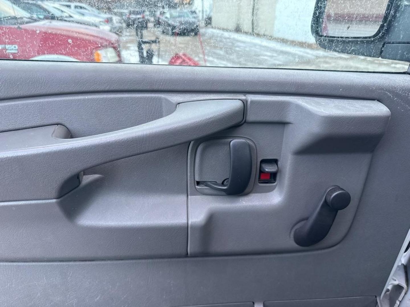 2003 WHITE CHEVROLET EXPRESS G2500 (1GCGG29U231) with an 6.0L engine, Automatic transmission, located at 1708 Broadway, Rockford, IL, 61104, (815) 397-5010, 42.252522, -89.069359 - Photo#9