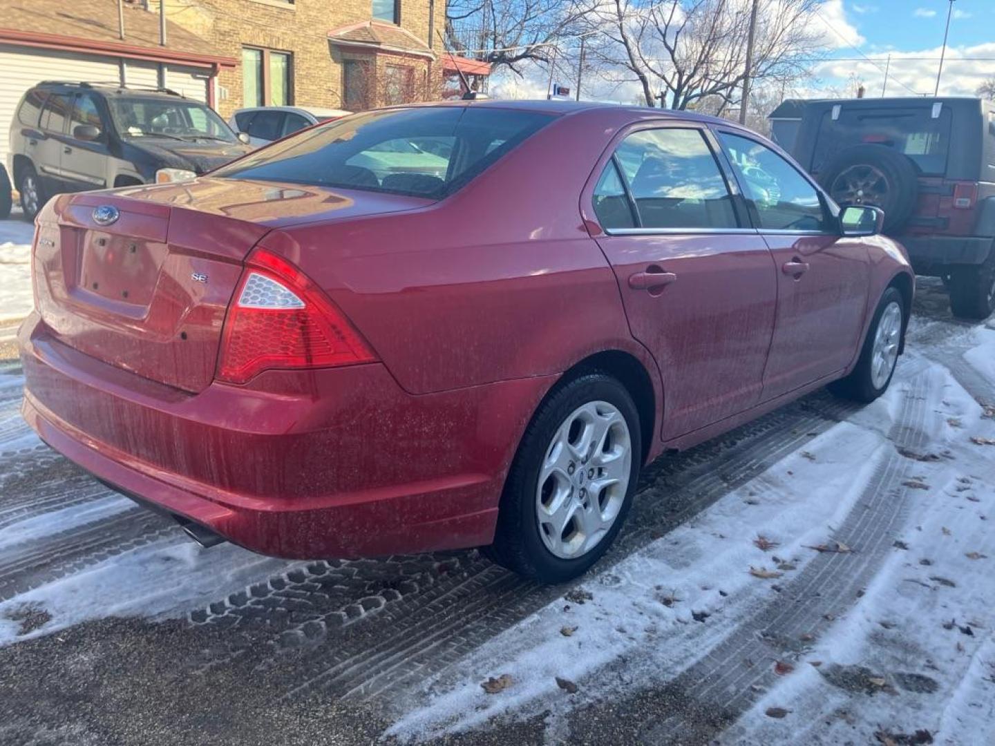 2010 RED FORD FUSION SE (3FAHP0HG5AR) with an 3.0L engine, Automatic transmission, located at 1708 Broadway, Rockford, IL, 61104, (815) 397-5010, 42.252522, -89.069359 - Photo#2
