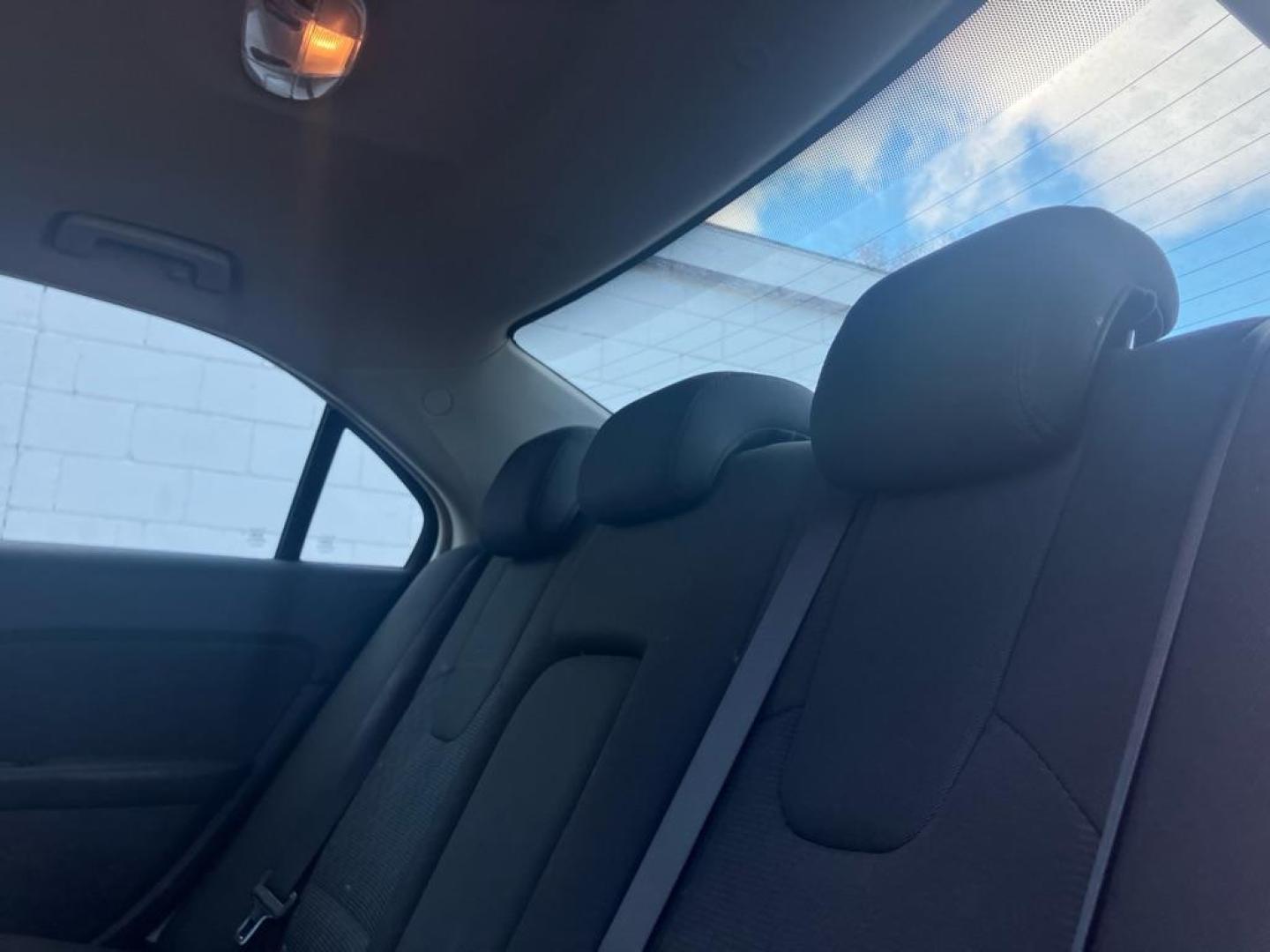 2010 RED FORD FUSION SE (3FAHP0HG5AR) with an 3.0L engine, Automatic transmission, located at 1708 Broadway, Rockford, IL, 61104, (815) 397-5010, 42.252522, -89.069359 - Photo#4