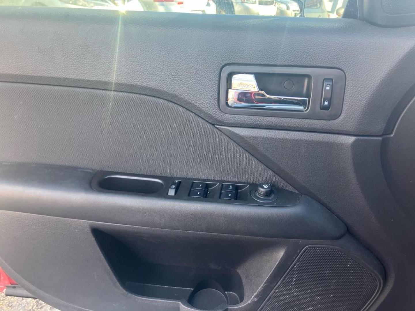 2010 RED FORD FUSION SE (3FAHP0HG5AR) with an 3.0L engine, Automatic transmission, located at 1708 Broadway, Rockford, IL, 61104, (815) 397-5010, 42.252522, -89.069359 - Photo#6