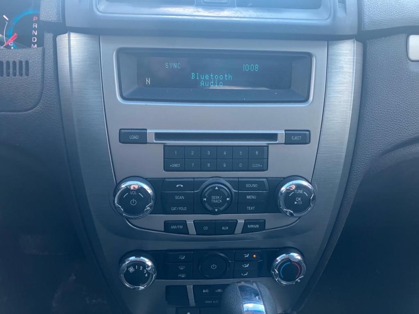 2010 RED FORD FUSION SE (3FAHP0HG5AR) with an 3.0L engine, Automatic transmission, located at 1708 Broadway, Rockford, IL, 61104, (815) 397-5010, 42.252522, -89.069359 - Photo#9