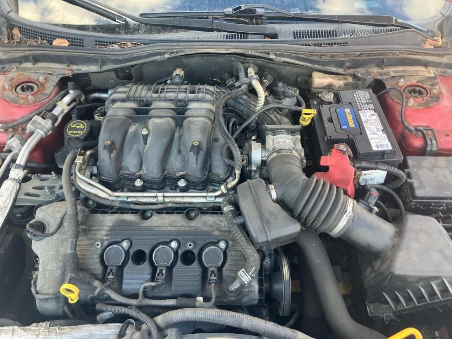 2010 RED FORD FUSION SE (3FAHP0HG5AR) with an 3.0L engine, Automatic transmission, located at 1708 Broadway, Rockford, IL, 61104, (815) 397-5010, 42.252522, -89.069359 - Photo#10