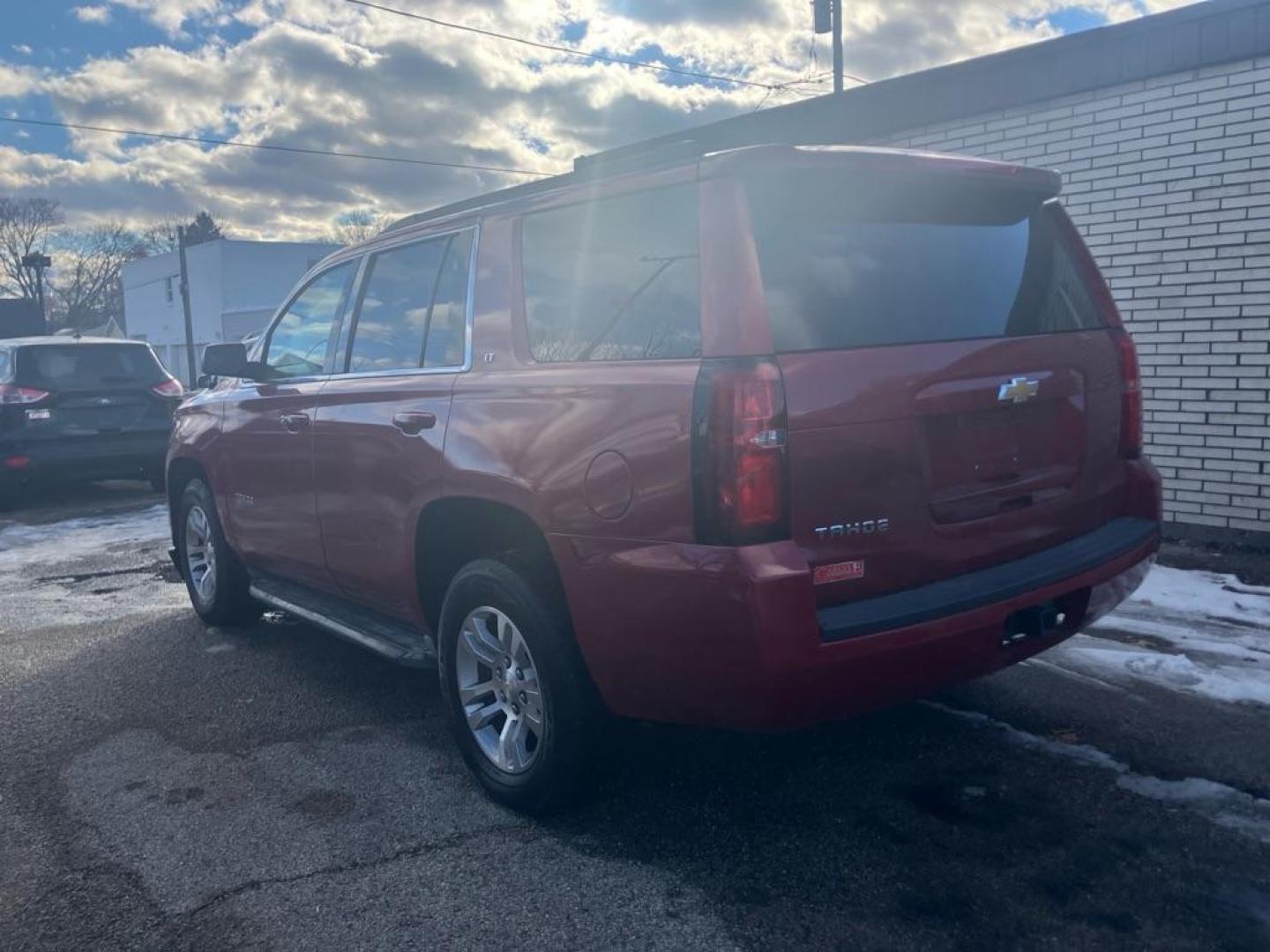 2015 RED CHEVROLET TAHOE 1500 LT (1GNSKBKC4FR) with an 5.3L engine, Automatic transmission, located at 1708 Broadway, Rockford, IL, 61104, (815) 397-5010, 42.252522, -89.069359 - Photo#3