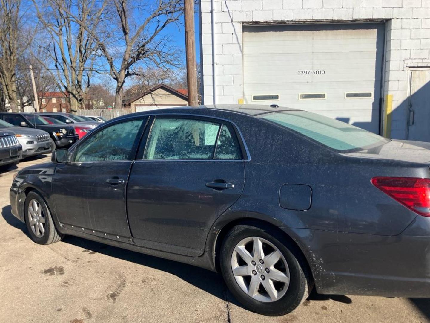 2009 GRAY TOYOTA AVALON XL (4T1BK36B89U) with an 3.5L engine, Automatic transmission, located at 1708 Broadway, Rockford, IL, 61104, (815) 397-5010, 42.252522, -89.069359 - Photo#3