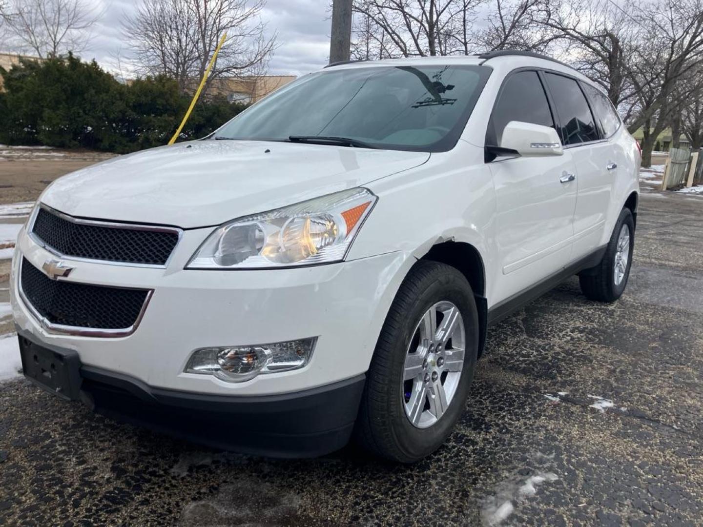 2012 WHITE CHEVROLET TRAVERSE LT (1GNKRGED7CJ) with an 3.6L engine, Automatic transmission, located at 1708 Broadway, Rockford, IL, 61104, (815) 397-5010, 42.252522, -89.069359 - Photo#0