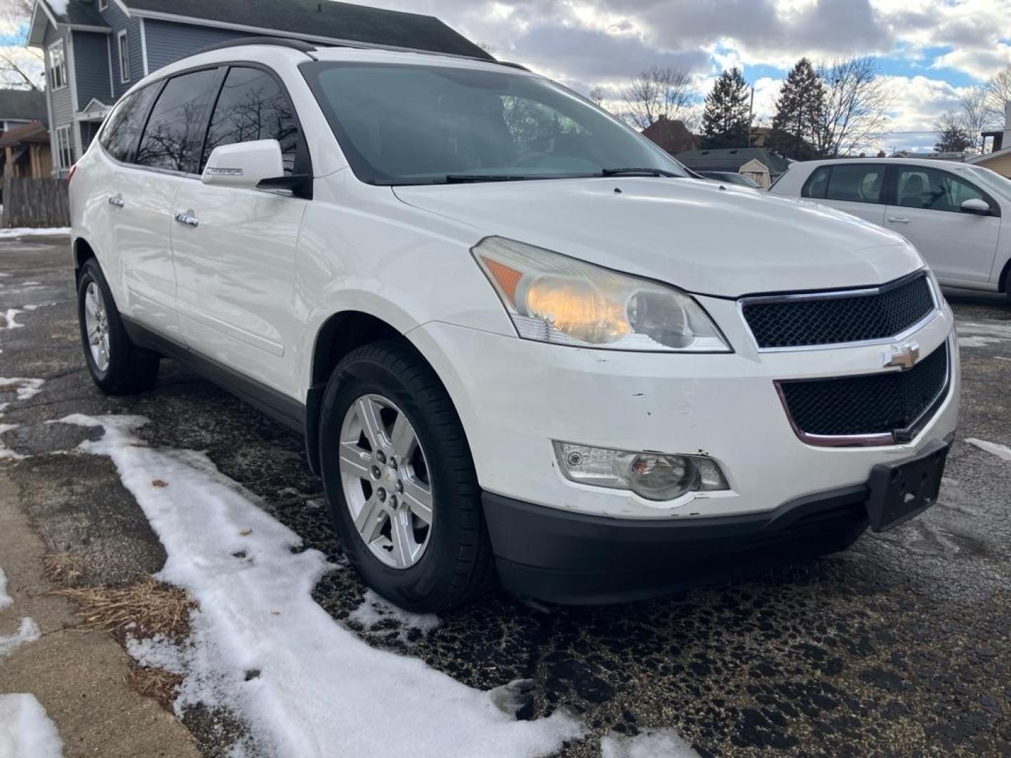 2012 WHITE CHEVROLET TRAVERSE LT (1GNKRGED7CJ) with an 3.6L engine, Automatic transmission, located at 1708 Broadway, Rockford, IL, 61104, (815) 397-5010, 42.252522, -89.069359 - Photo#1