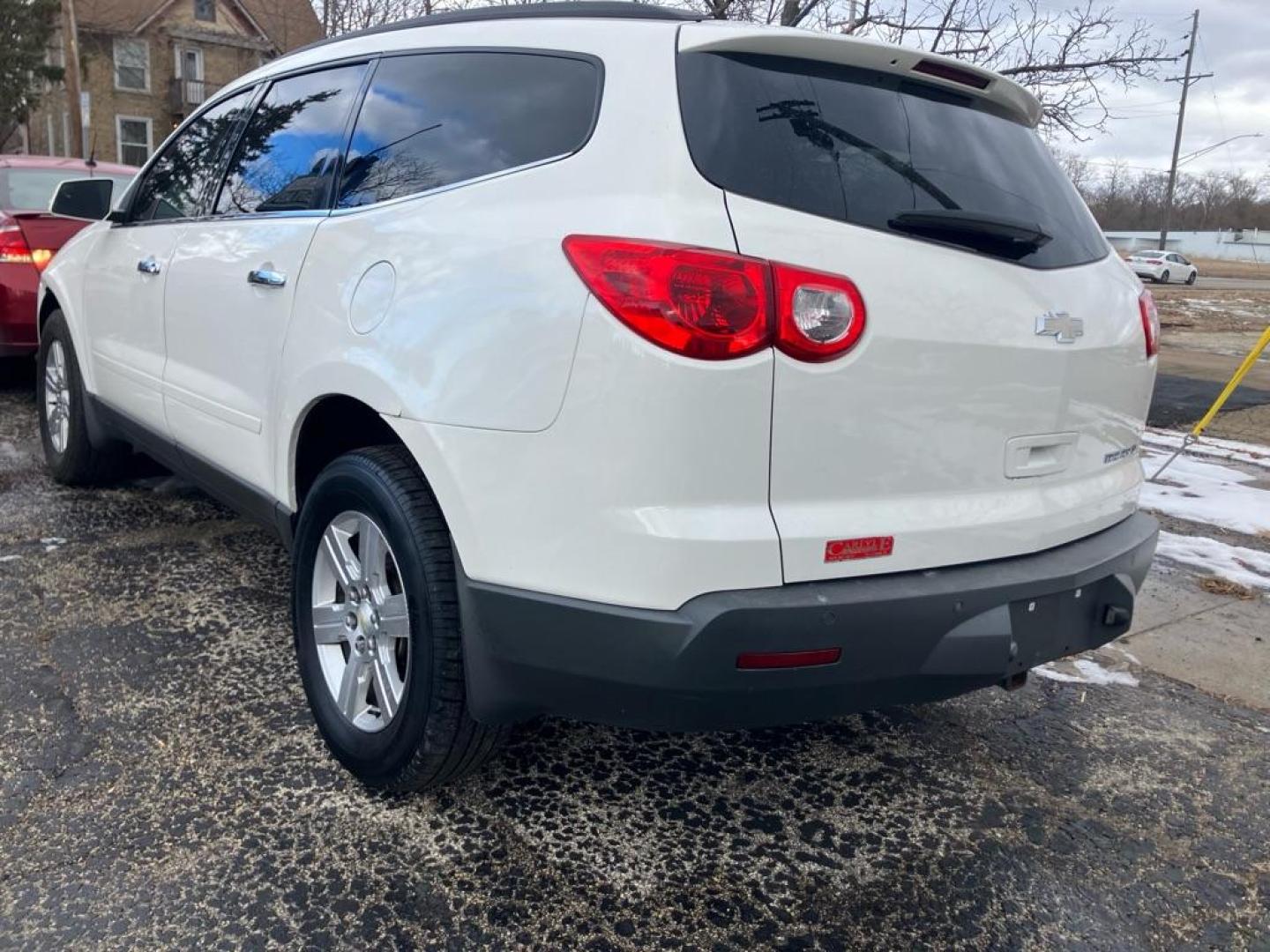 2012 WHITE CHEVROLET TRAVERSE LT (1GNKRGED7CJ) with an 3.6L engine, Automatic transmission, located at 1708 Broadway, Rockford, IL, 61104, (815) 397-5010, 42.252522, -89.069359 - Photo#3