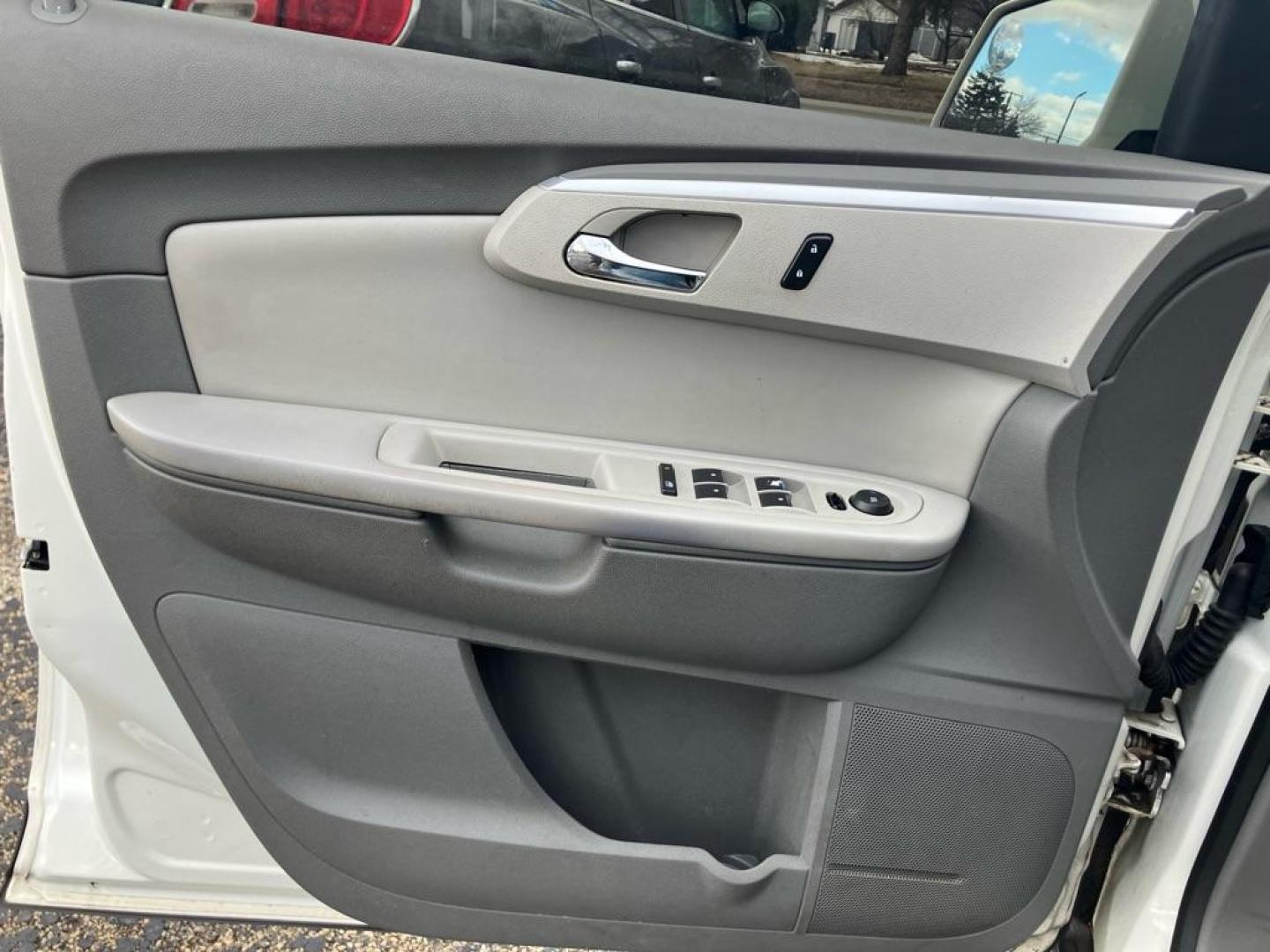 2012 WHITE CHEVROLET TRAVERSE LT (1GNKRGED7CJ) with an 3.6L engine, Automatic transmission, located at 1708 Broadway, Rockford, IL, 61104, (815) 397-5010, 42.252522, -89.069359 - Photo#7