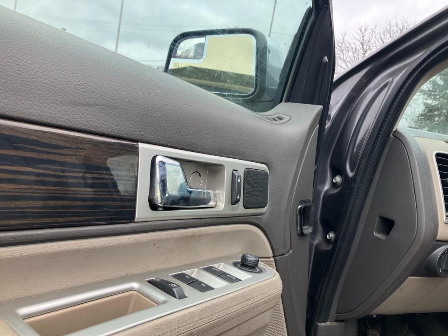 2010 GRAY LINCOLN MKX (2LMDJ8JC4AB) with an 3.5L engine, Automatic transmission, located at 1708 Broadway, Rockford, IL, 61104, (815) 397-5010, 42.252522, -89.069359 - Photo#6