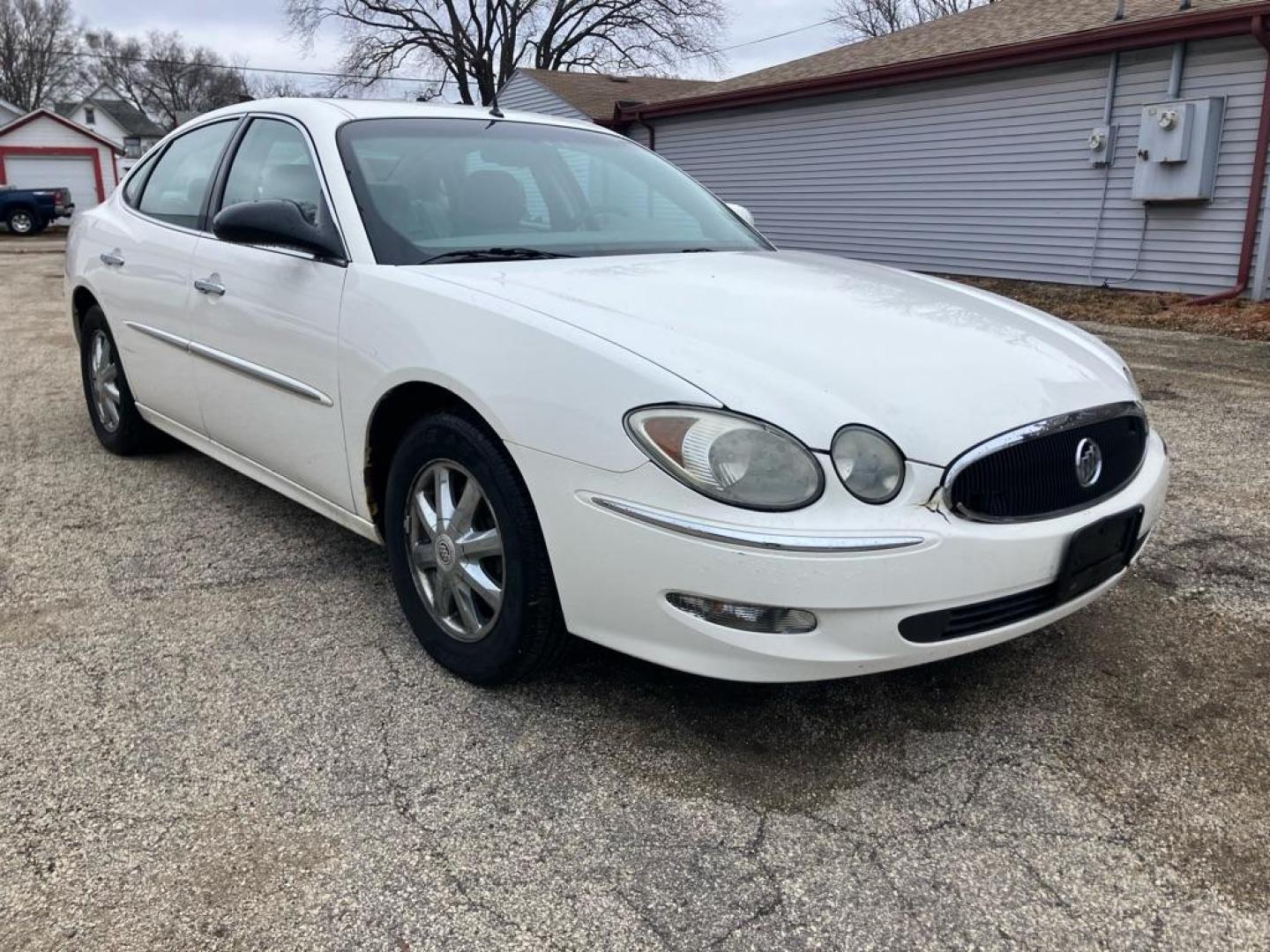 2005 WHITE BUICK LACROSSE CXL (2G4WD532951) with an 3.8L engine, Automatic transmission, located at 1708 Broadway, Rockford, IL, 61104, (815) 397-5010, 42.252522, -89.069359 - Photo#1