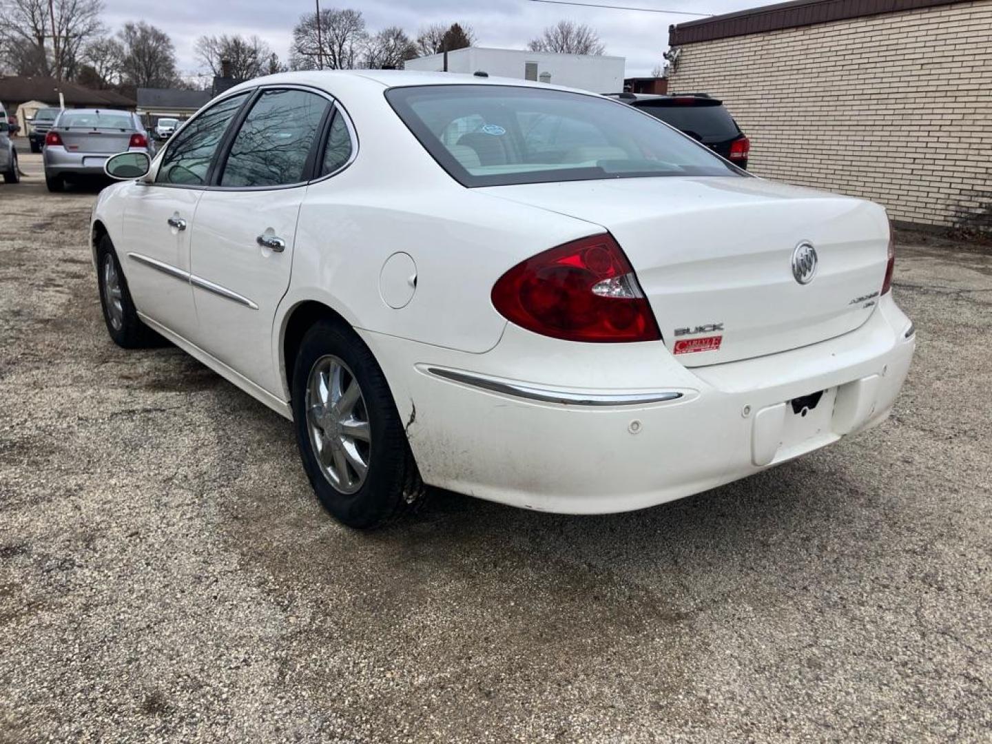 2005 WHITE BUICK LACROSSE CXL (2G4WD532951) with an 3.8L engine, Automatic transmission, located at 1708 Broadway, Rockford, IL, 61104, (815) 397-5010, 42.252522, -89.069359 - Photo#3