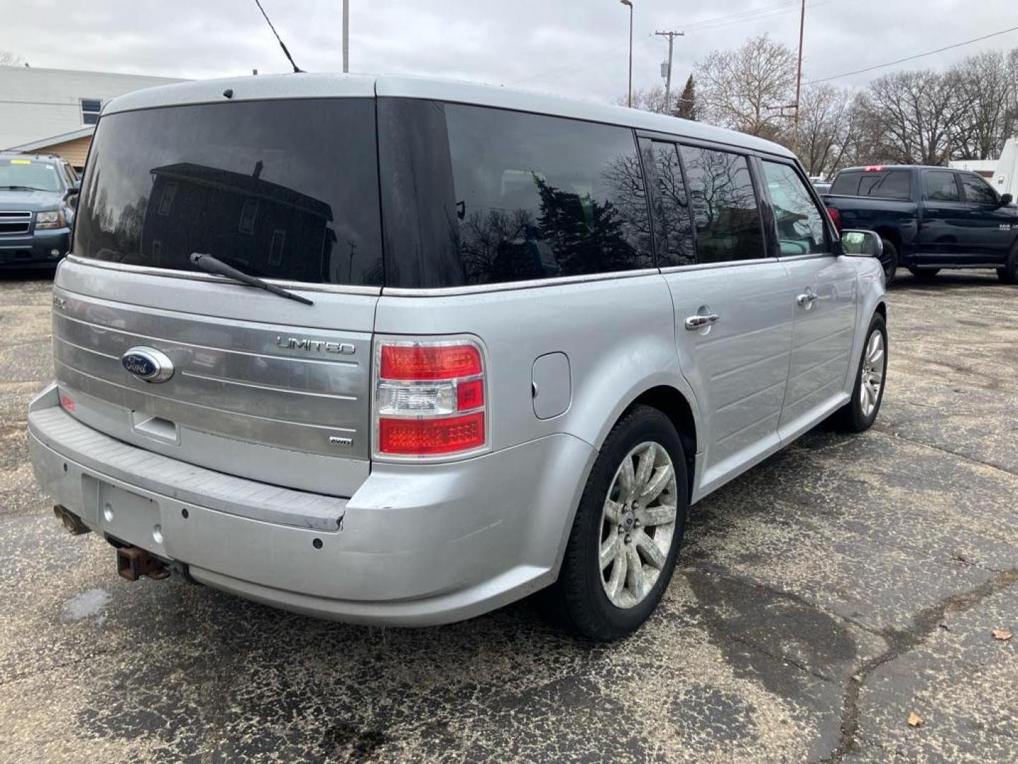 2009 SILVER FORD FLEX LIMITED (2FMEK63C99B) with an 3.5L engine, Automatic transmission, located at 1708 Broadway, Rockford, IL, 61104, (815) 397-5010, 42.252522, -89.069359 - Photo#2