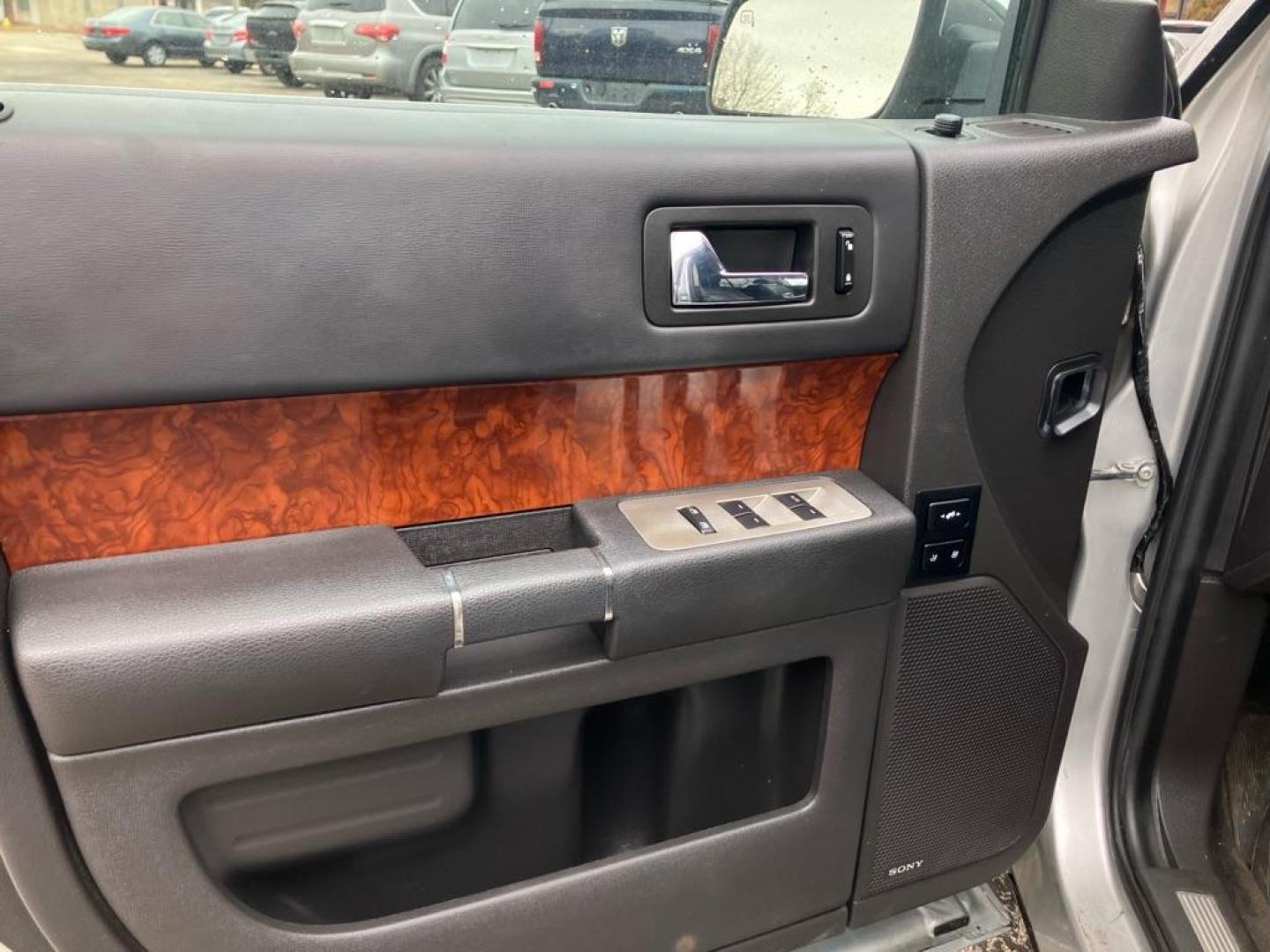 2009 SILVER FORD FLEX LIMITED (2FMEK63C99B) with an 3.5L engine, Automatic transmission, located at 1708 Broadway, Rockford, IL, 61104, (815) 397-5010, 42.252522, -89.069359 - Photo#7