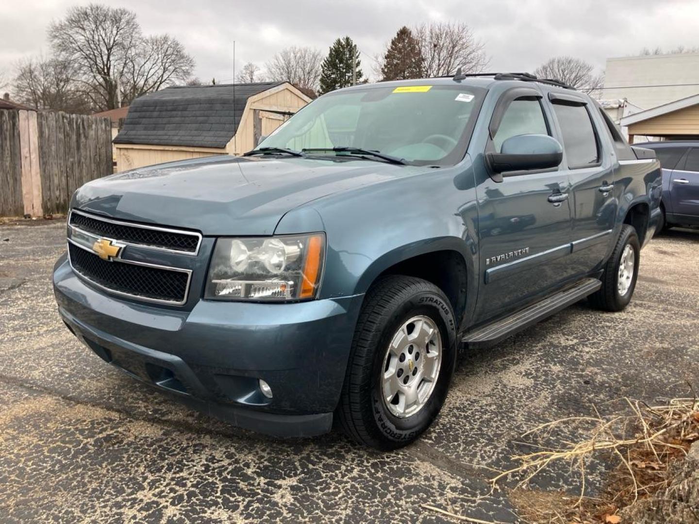 2008 BLUE CHEVROLET AVALANCHE 1500 (3GNFK12368G) with an 5.3L engine, Automatic transmission, located at 1708 Broadway, Rockford, IL, 61104, (815) 397-5010, 42.252522, -89.069359 - Photo#0