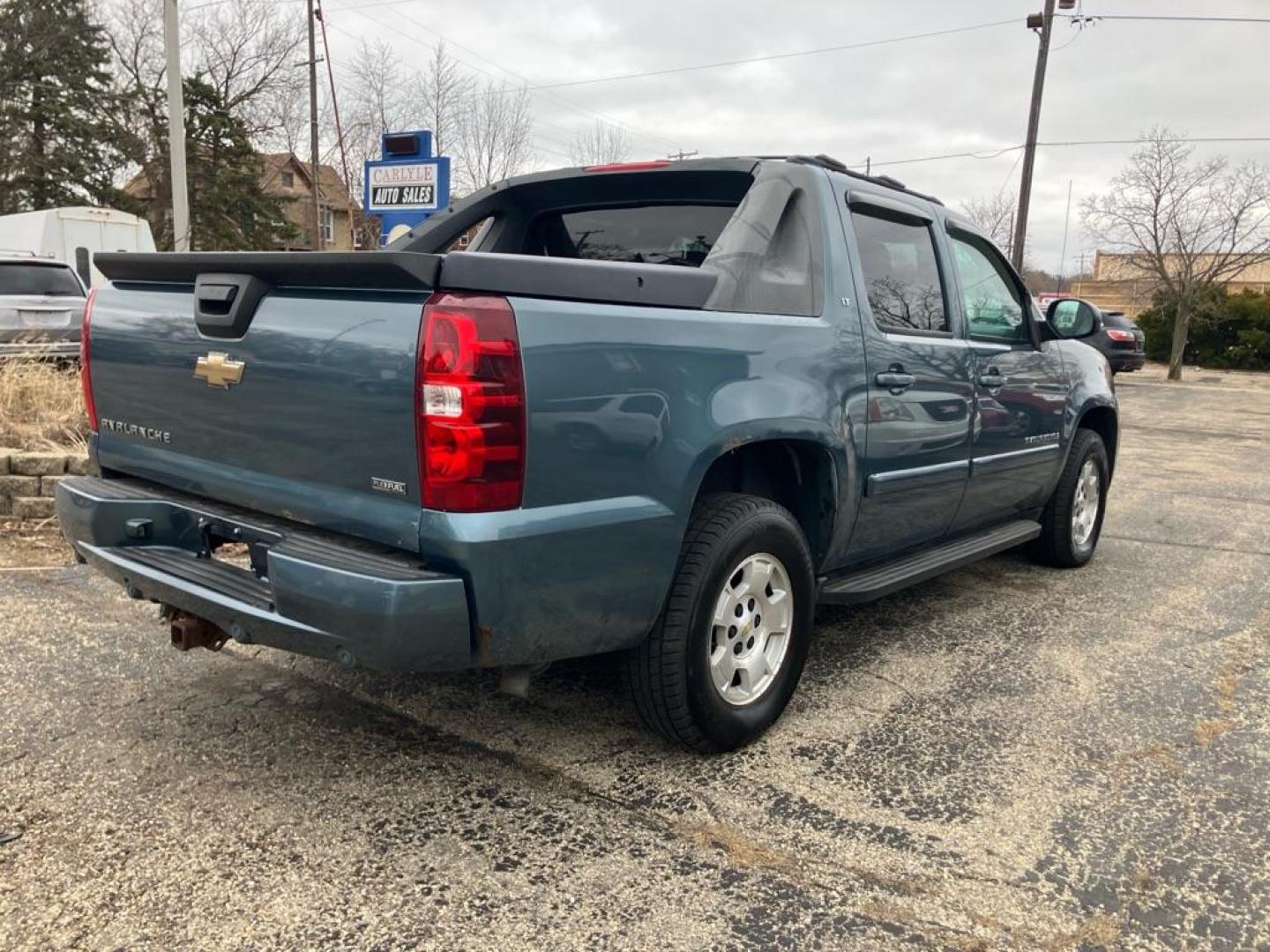 2008 BLUE CHEVROLET AVALANCHE 1500 (3GNFK12368G) with an 5.3L engine, Automatic transmission, located at 1708 Broadway, Rockford, IL, 61104, (815) 397-5010, 42.252522, -89.069359 - Photo#2