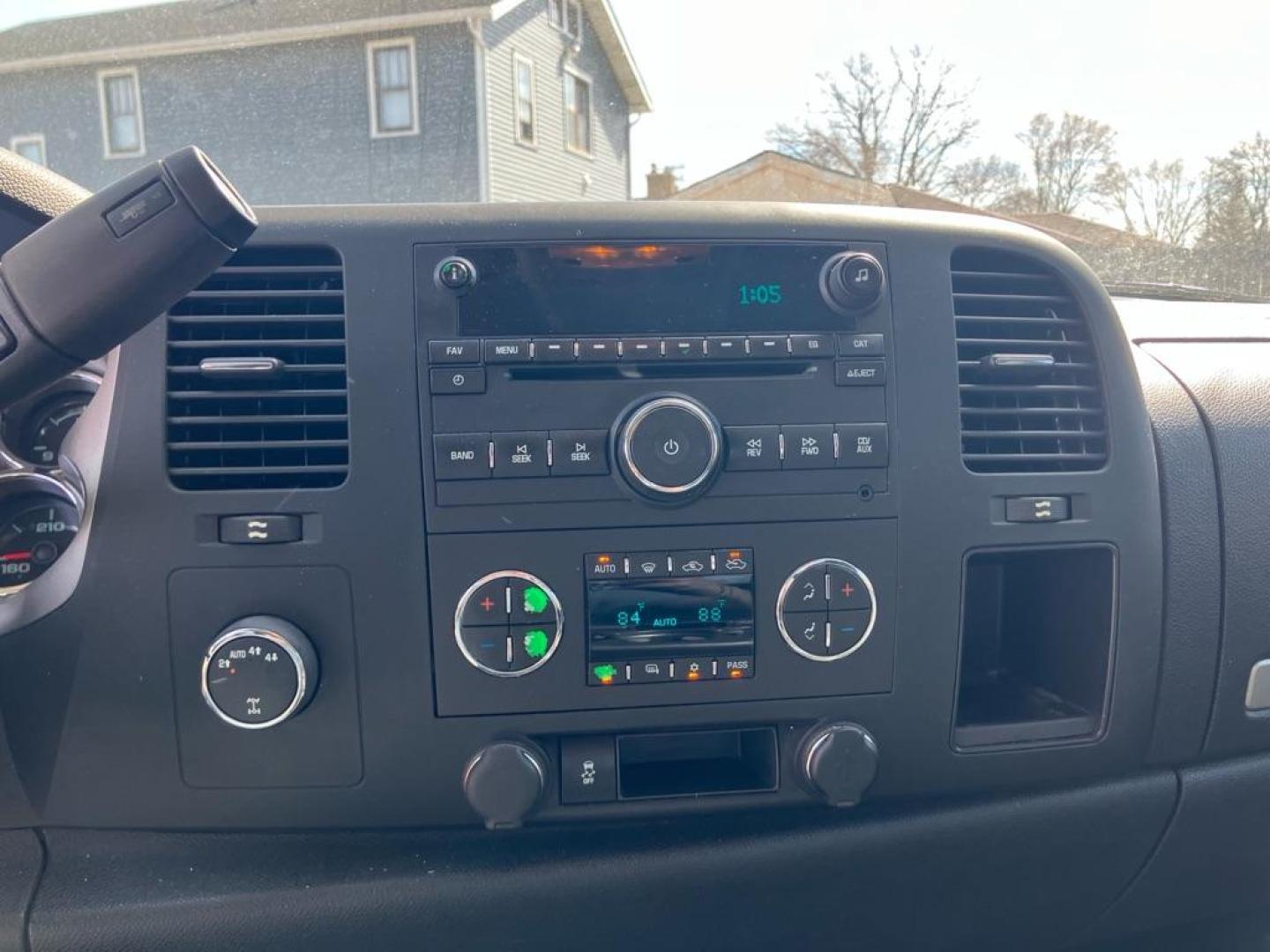 2013 WHITE CHEVROLET SILVERADO 1500 LT (3GCPKSE79DG) with an 5.3L engine, Automatic transmission, located at 1708 Broadway, Rockford, IL, 61104, (815) 397-5010, 42.252522, -89.069359 - Photo#8
