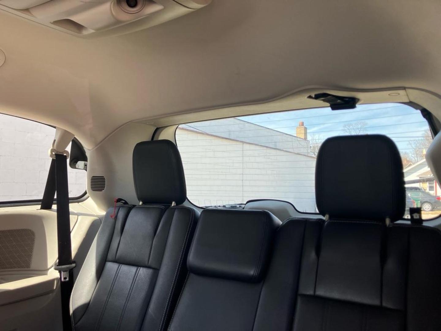 2012 RED CHRYSLER TOWN and COUNTRY TOURING (2C4RC1BG1CR) with an 3.6L engine, Automatic transmission, located at 1708 Broadway, Rockford, IL, 61104, (815) 397-5010, 42.252522, -89.069359 - Photo#4