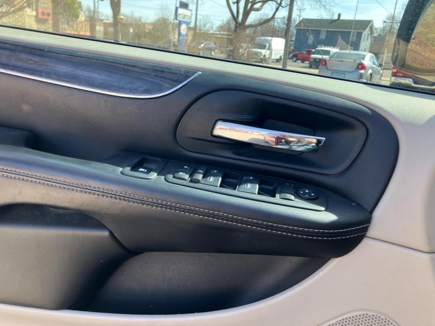 2012 RED CHRYSLER TOWN and COUNTRY TOURING (2C4RC1BG1CR) with an 3.6L engine, Automatic transmission, located at 1708 Broadway, Rockford, IL, 61104, (815) 397-5010, 42.252522, -89.069359 - Photo#7