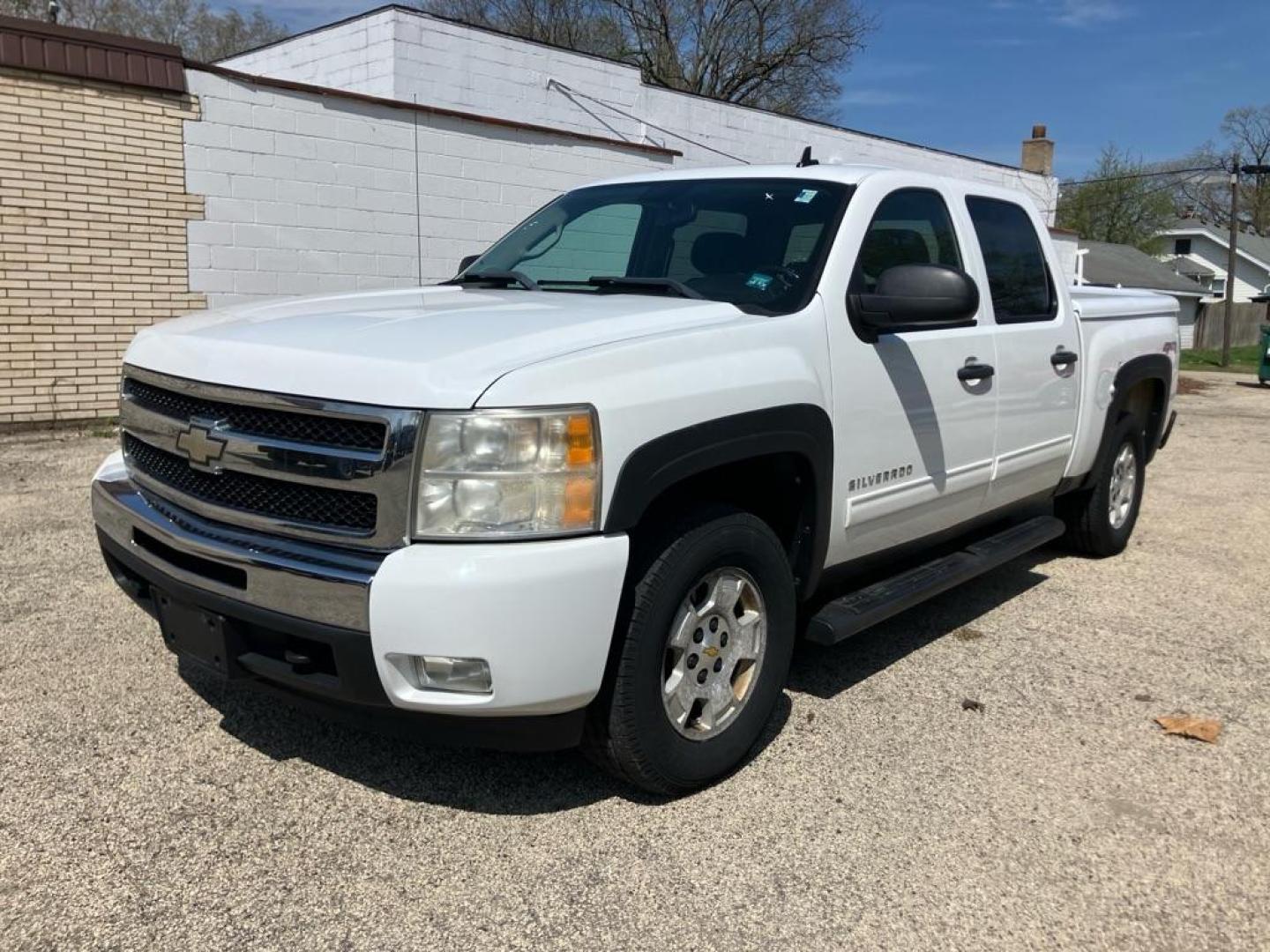 2011 WHITE CHEVROLET SILVERADO 1500 LT (1GCPKSE32BF) with an 5.3L engine, Automatic transmission, located at 1708 Broadway, Rockford, IL, 61104, (815) 397-5010, 42.252522, -89.069359- Photo#0