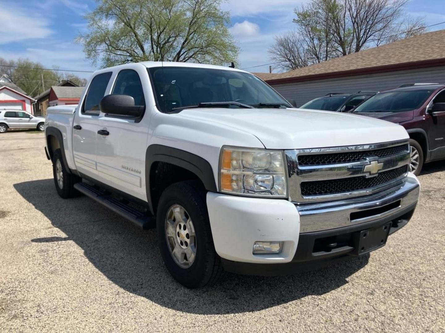 2011 WHITE CHEVROLET SILVERADO 1500 LT (1GCPKSE32BF) with an 5.3L engine, Automatic transmission, located at 1708 Broadway, Rockford, IL, 61104, (815) 397-5010, 42.252522, -89.069359- Photo#1