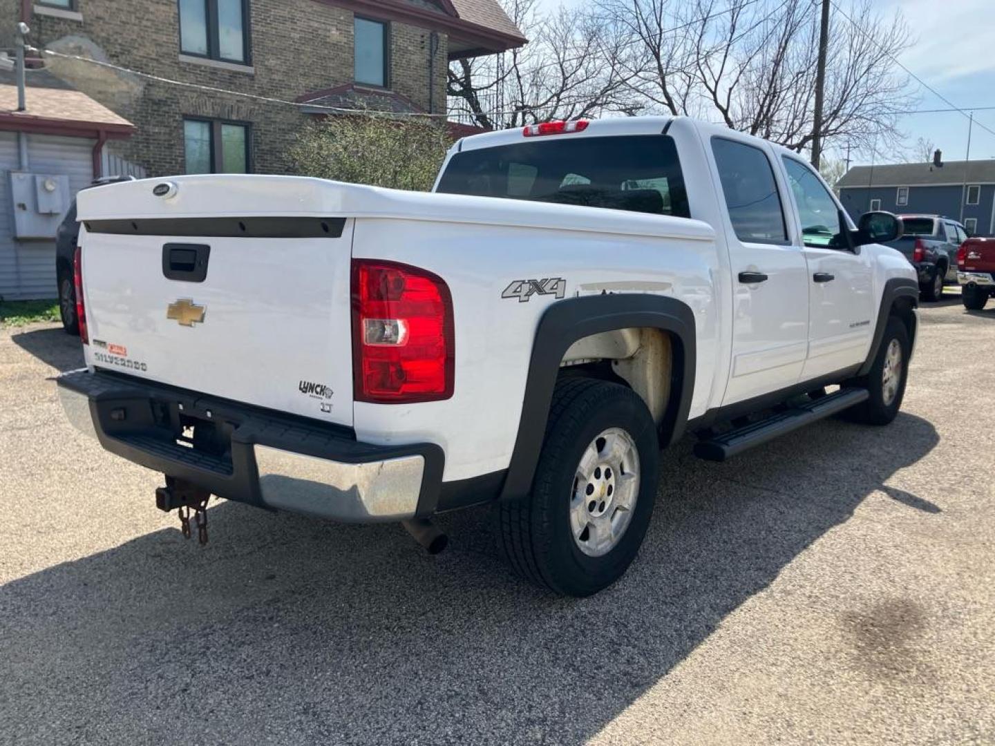 2011 WHITE CHEVROLET SILVERADO 1500 LT (1GCPKSE32BF) with an 5.3L engine, Automatic transmission, located at 1708 Broadway, Rockford, IL, 61104, (815) 397-5010, 42.252522, -89.069359- Photo#2