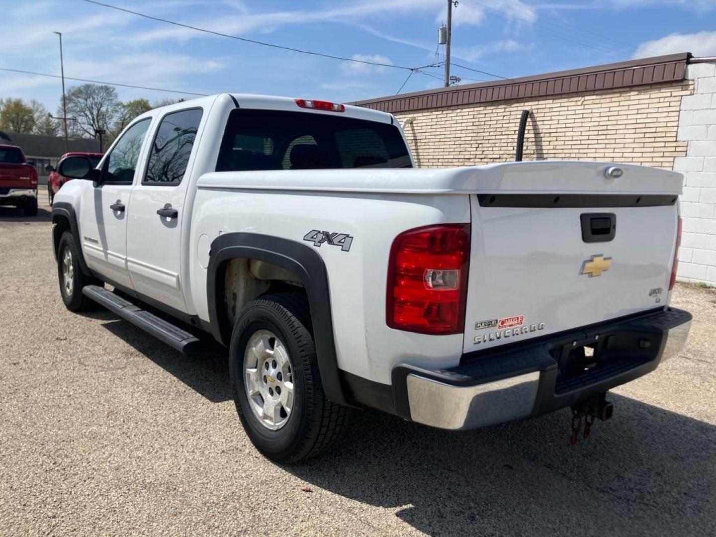 2011 WHITE CHEVROLET SILVERADO 1500 LT (1GCPKSE32BF) with an 5.3L engine, Automatic transmission, located at 1708 Broadway, Rockford, IL, 61104, (815) 397-5010, 42.252522, -89.069359- Photo#3