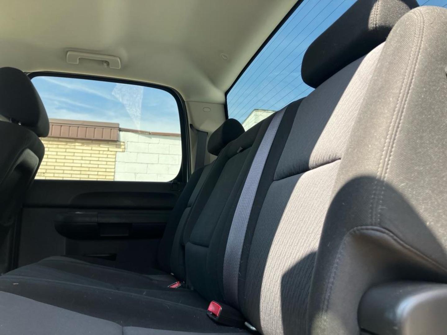 2011 WHITE CHEVROLET SILVERADO 1500 LT (1GCPKSE32BF) with an 5.3L engine, Automatic transmission, located at 1708 Broadway, Rockford, IL, 61104, (815) 397-5010, 42.252522, -89.069359- Photo#4