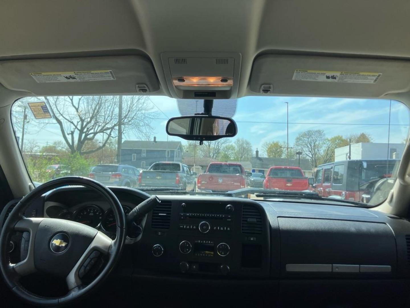 2011 WHITE CHEVROLET SILVERADO 1500 LT (1GCPKSE32BF) with an 5.3L engine, Automatic transmission, located at 1708 Broadway, Rockford, IL, 61104, (815) 397-5010, 42.252522, -89.069359- Photo#5