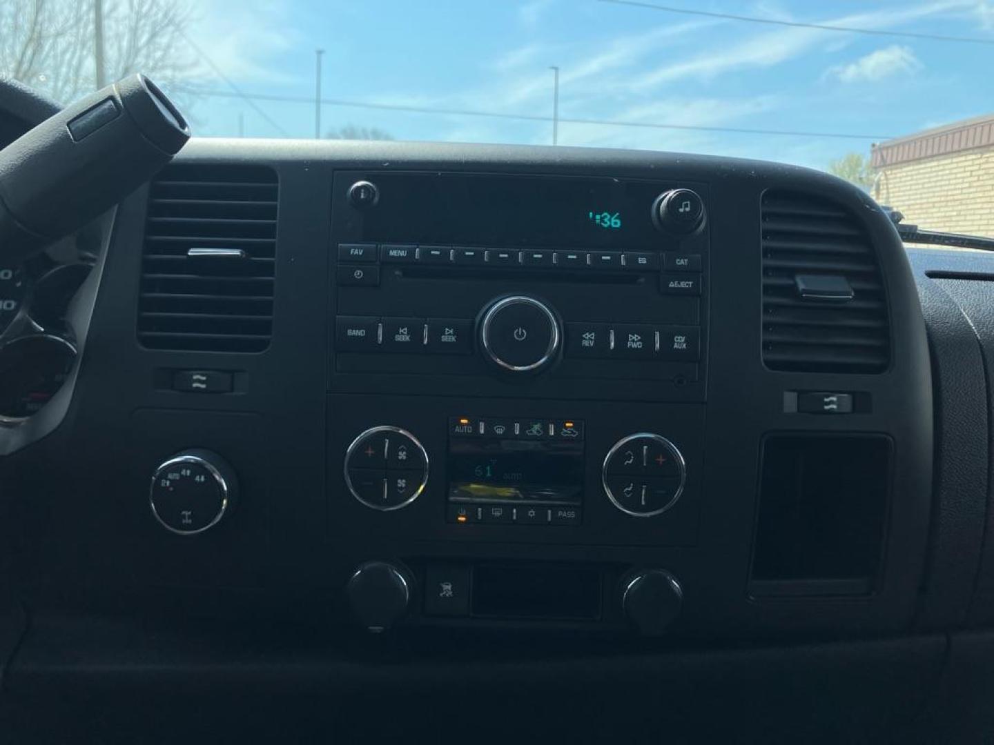 2011 WHITE CHEVROLET SILVERADO 1500 LT (1GCPKSE32BF) with an 5.3L engine, Automatic transmission, located at 1708 Broadway, Rockford, IL, 61104, (815) 397-5010, 42.252522, -89.069359- Photo#8