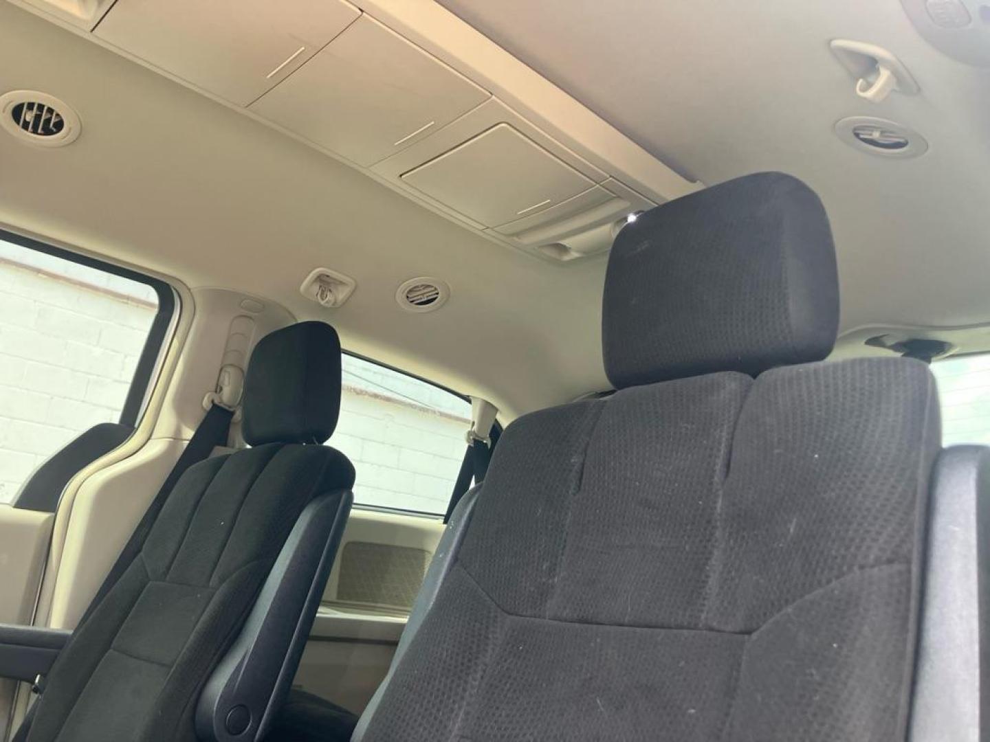 2012 SILVER CHRYSLER TOWN and COUNTRY TOURING (2C4RC1BG8CR) with an 3.6L engine, Automatic transmission, located at 1708 Broadway, Rockford, IL, 61104, (815) 397-5010, 42.252522, -89.069359- Photo#5