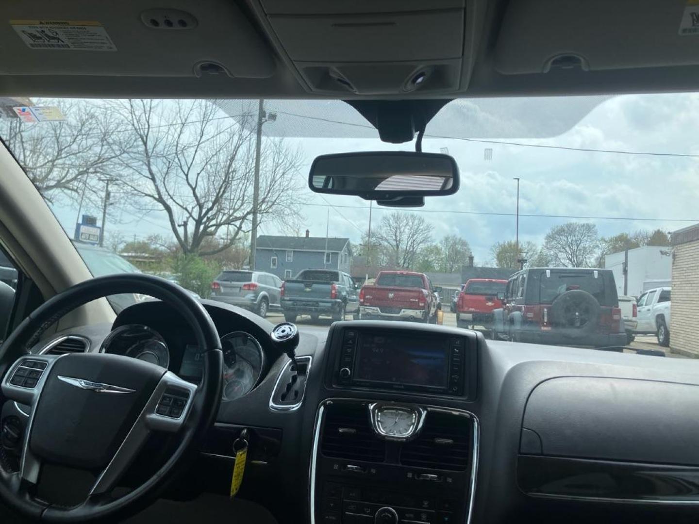 2012 SILVER CHRYSLER TOWN and COUNTRY TOURING (2C4RC1BG8CR) with an 3.6L engine, Automatic transmission, located at 1708 Broadway, Rockford, IL, 61104, (815) 397-5010, 42.252522, -89.069359- Photo#6