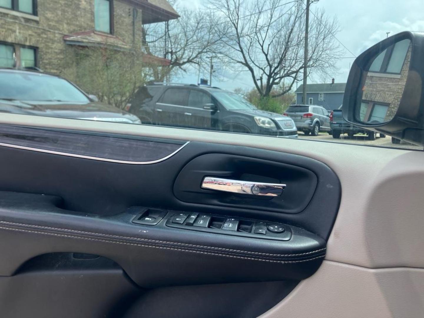 2012 SILVER CHRYSLER TOWN and COUNTRY TOURING (2C4RC1BG8CR) with an 3.6L engine, Automatic transmission, located at 1708 Broadway, Rockford, IL, 61104, (815) 397-5010, 42.252522, -89.069359- Photo#7