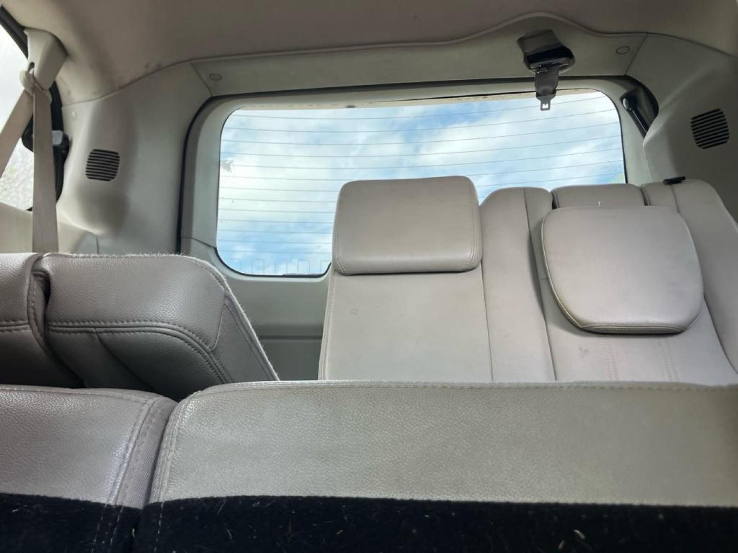 2013 WHITE CHRYSLER TOWN and COUNTRY TOURING (2C4RC1BG8DR) with an 3.6L engine, Automatic transmission, located at 1708 Broadway, Rockford, IL, 61104, (815) 397-5010, 42.252522, -89.069359 - Photo#4