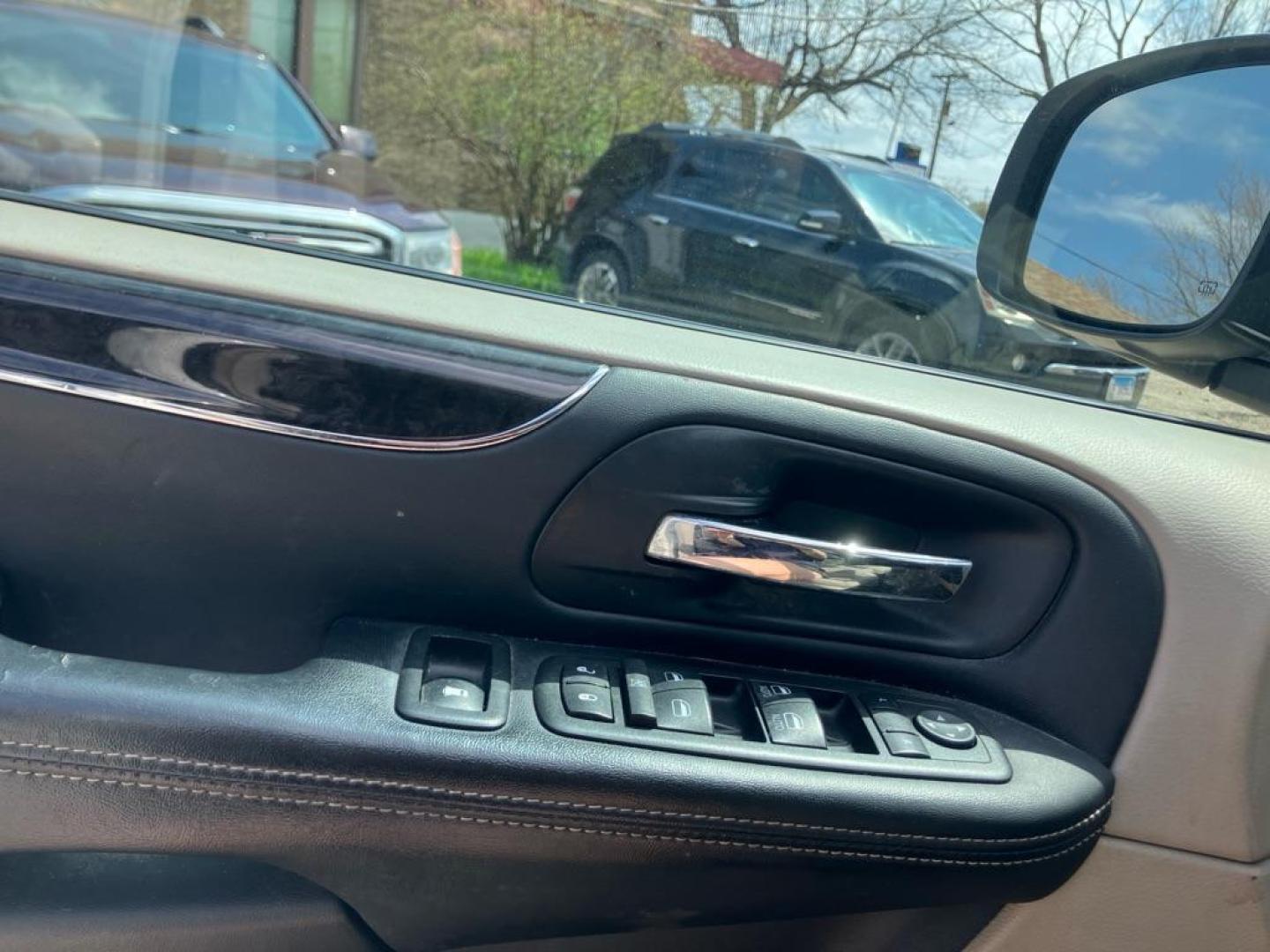 2013 WHITE CHRYSLER TOWN and COUNTRY TOURING (2C4RC1BG8DR) with an 3.6L engine, Automatic transmission, located at 1708 Broadway, Rockford, IL, 61104, (815) 397-5010, 42.252522, -89.069359 - Photo#7
