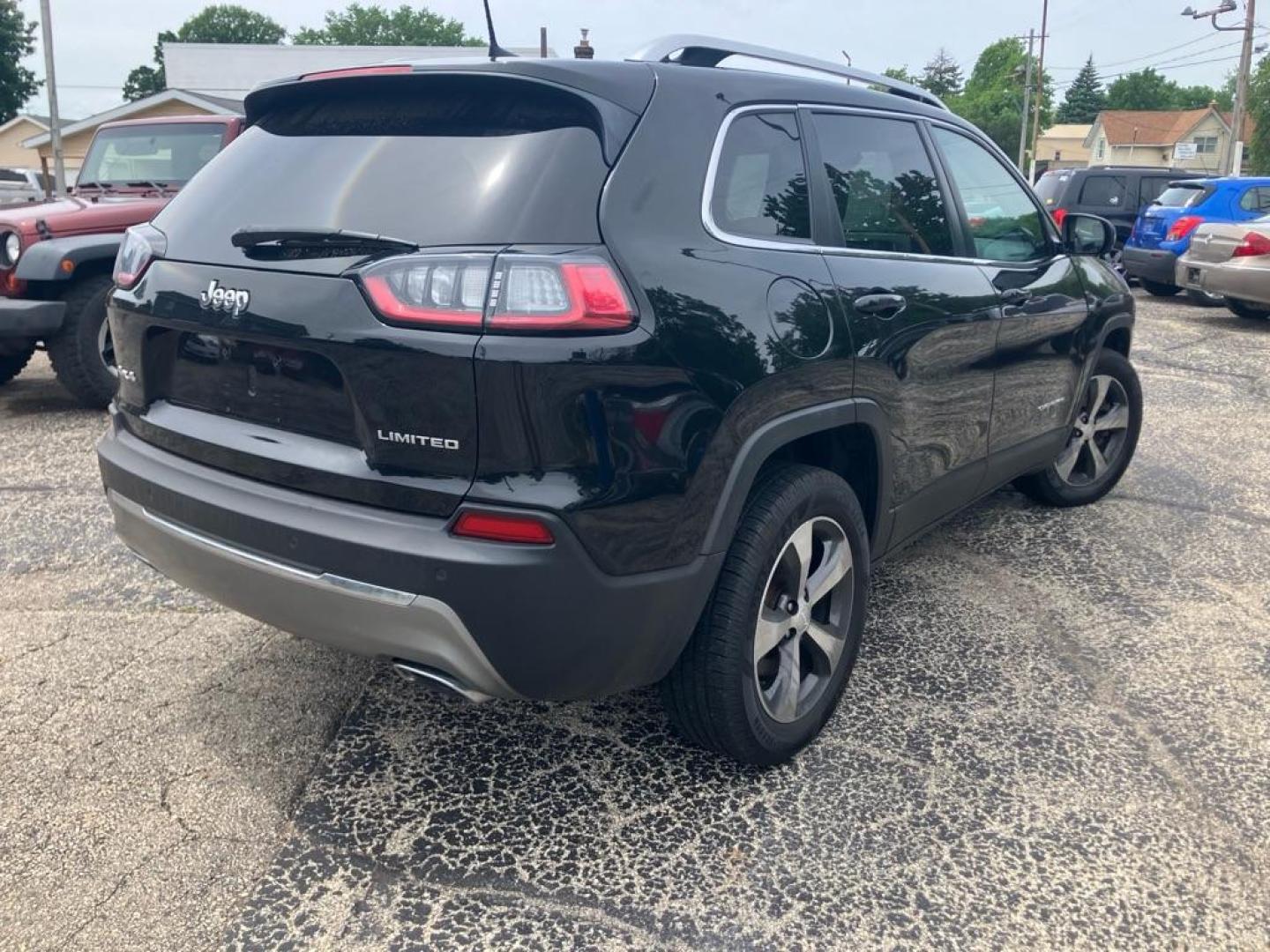 2019 BLACK JEEP CHEROKEE LIMITED (1C4PJMDX8KD) with an 3.2L engine, Automatic transmission, located at 1708 Broadway, Rockford, IL, 61104, (815) 397-5010, 42.252522, -89.069359 - Photo#2